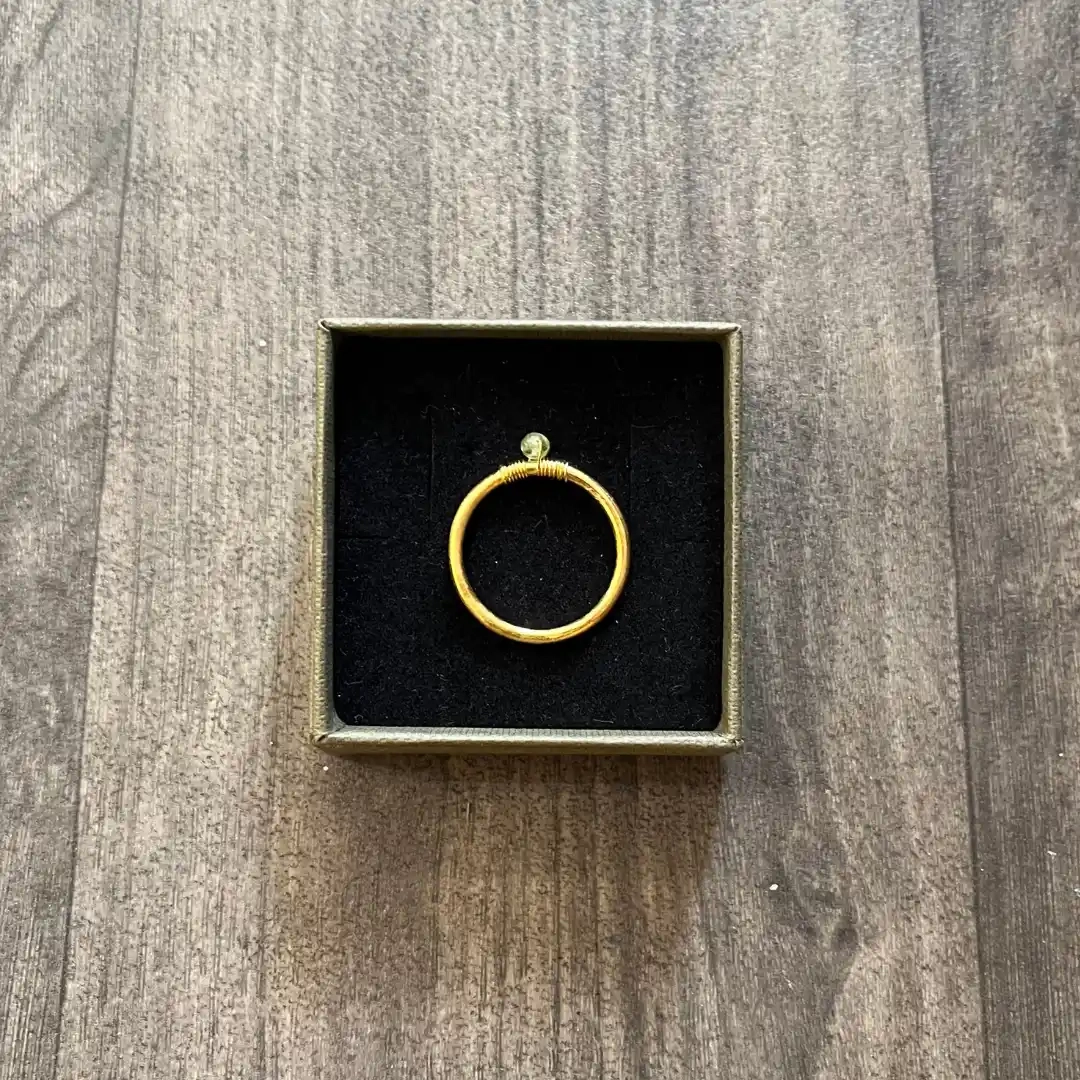 Bague en laiton avec canetille torsadée et pierre, dorée à l'or après polissage