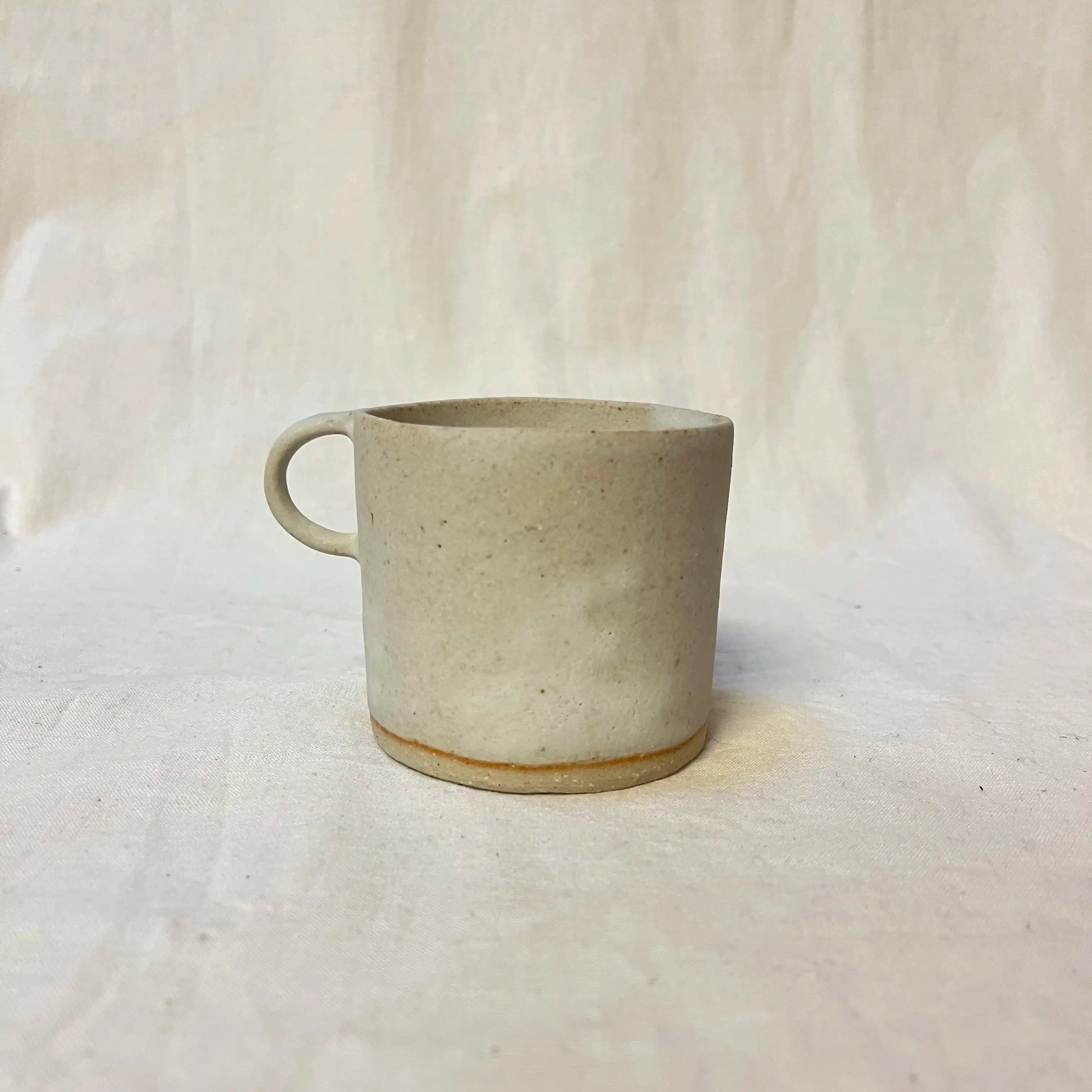 Tasse en grès à la plaque