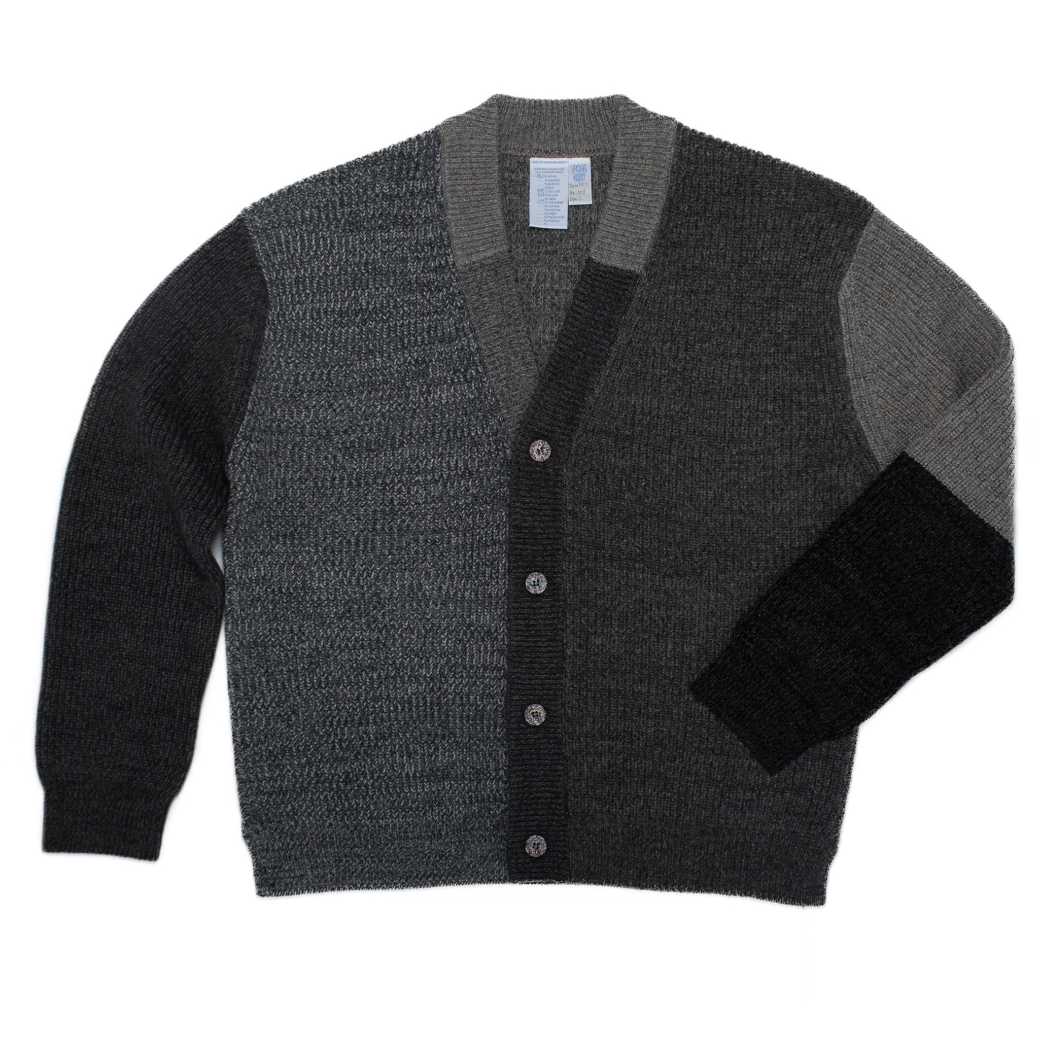 Cardigan tricoté taille L. PATTI est un cardigan à col en V avec une large patte de boutonnage façon patchwork.
Sa coupe droite et décontractée présente des épaules tombantes et des fentes sur les coutures latérales. Les boutons sont fabriqués à partir de plastique recyclé.
Le modèle est défini, mais les couleurs et le fil sont choisis par la roue de la fortune WYP, ce qui rend chaque pièce véritablement unique au monde.