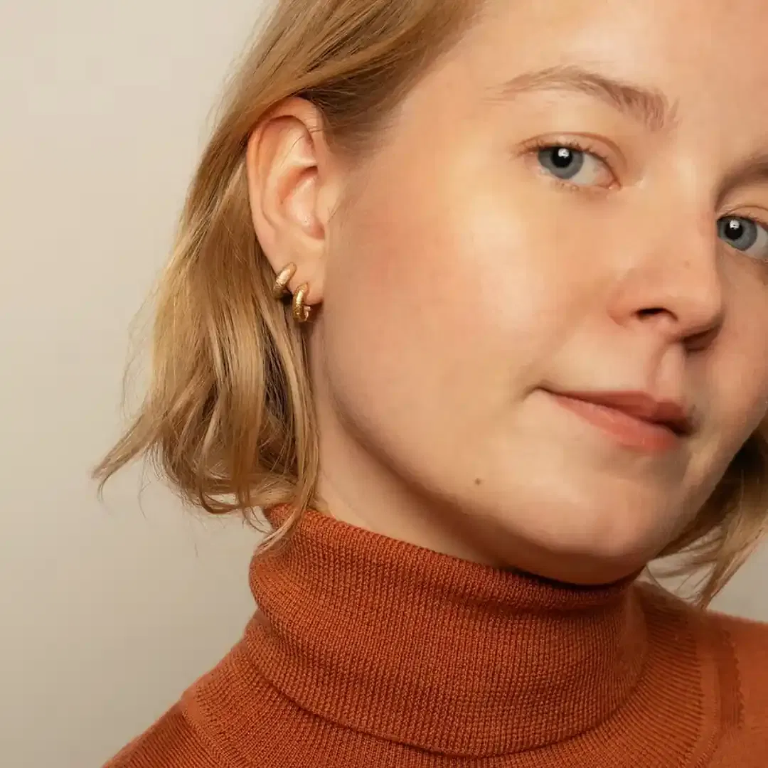 Les mini créoles NUBIA sont de petits anneaux épais au fini satiné et à la texture irrégulière. Ces boucles sont fabriquées à partir de perles de métal africaines dont la forme et la texture est à chaque fois unique.
Les bijoux Atelier Nicol sont entièrement fabriqués en laiton (sans nickel, non allergène), puis recouverts d'un bain d'or. Le placage trois microns permet à chaque pièce de pouvoir vous accompagner au quotidien et de durer dans le temps. Les bijoux plaqué argent sont, quant à eux, recouvert d'un bain d'argent de dix microns.