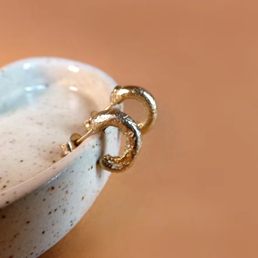 Les mini créoles NUBIA sont de petits anneaux épais au fini satiné et à la texture irrégulière. Ces boucles sont fabriquées à partir de perles de métal africaines dont la forme et la texture est à chaque fois unique.
Les bijoux Atelier Nicol sont entièrement fabriqués en laiton (sans nickel, non allergène), puis recouverts d'un bain d'or. Le placage trois microns permet à chaque pièce de pouvoir vous accompagner au quotidien et de durer dans le temps. Les bijoux plaqué argent sont, quant à eux, recouvert d'un bain d'argent de dix microns.