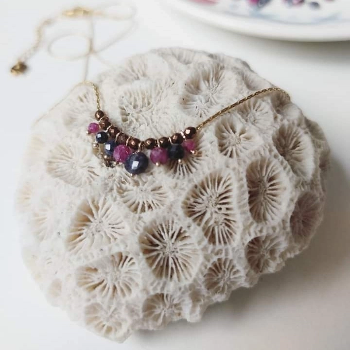 Collier en rubis, saphir et hématites, sur acier inoxydable