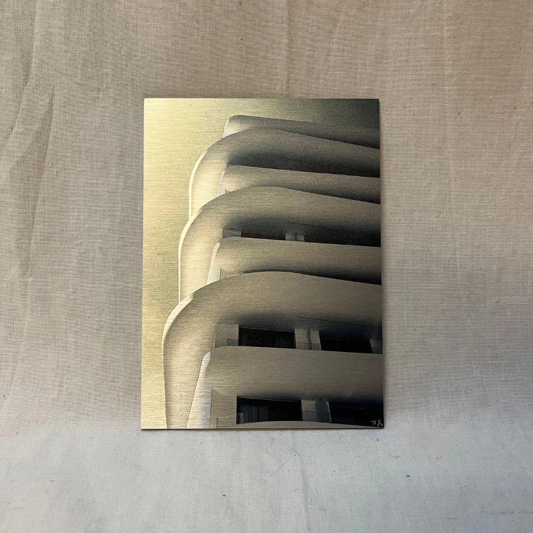 Hôtel Blanc (13x18) Photo d’un hôtel près d’Athènes, avec des nuances subtiles de blanc et gris qui créent un effet doux et texturé.