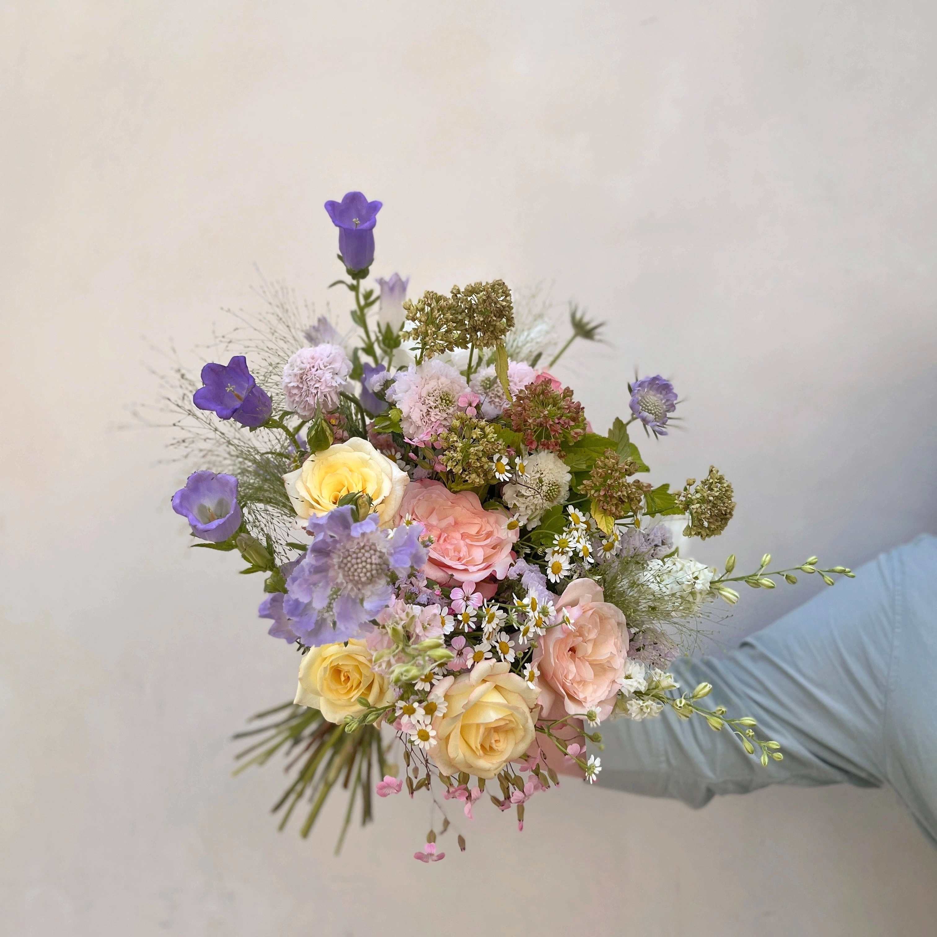 Les photos illustrent des bouquets de printemps de taille "beaucoup", elles ne sont pas contractuelles. Les fleurs et couleurs varient en fonction des arrivages. Une livraison 100% garantie Une livraison aux petits oignons, ça ne s'improvise pas : chez Désirée, les destinataires sont systématiquement contactés (mais sans dire qu'ils vont recevoir un bouquet ni bien sûr de qui ça vient) pour nous assurer de leur présence et éviter les échecs de livraison. Vous avez une demande spécifique (couleurs, détails de livraison) ? Dites-nous tout dans le champ "commentaires" de la page panier ! Tous vos petits mots sont écrits à la main par de vrais humains, et nous mettons un point d'honneur à réaliser le bouquet de vos rêves en fonction des occasions ! Un bouquet champêtre Le bouquet des champs, c'est un joli bouquet flou, travaillé tout en rondeur et qui se pose idéalement au milieu d'une pièce ou au centre d'une table. Un bouquet personnalisé Le bouquet des champs est confectionné selon l'inspiration et la saison par nos fleuristes du 11e, 12e et 14e arrondissement de Paris. Envie de couleurs en particuliers? Optez pour le pastel si vous aimez les teintes douces. Si vous préférez les couleurs franches et prononcées, choisissez plutôt l'option couleurs vives. Pas d'avis? Faites nous confiance, on adore vous surprendre ! Un bouquet écoresponsable Ce bouquet est éco-responsable : il contient 100% de fleurs de saison, issues d'exploitations visitées et sélectionnées pour leur approche raisonnable. Entre avril et octobre, ce bouquet est composé à 100% de fleurs produites en Ile-de-France. En hiver, les fleurs sont à 90 % françaises et à 10% produites dans la région de San Remo à la frontière italienne. Une envie d'en savoir plus sur notre démarche ? Découvrez les engagements de Désirée, fleuriste écoresponsable !