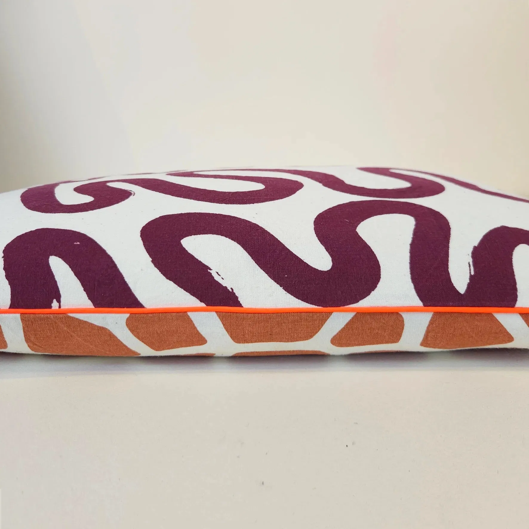 Ce coussin artisanal est une création unique entièrement confectionnée à la main dans notre atelier-boutique dans le haut-marais à Paris.
Le recto-verso permet d’offrir une multitude de combinaisons de couleurs et/ou de motifs.
Amusez-vous à créer des associations uniques à votre image.
Tissu ancien appelé "métis" en coton et/ou lin. 40 x 60 cm.