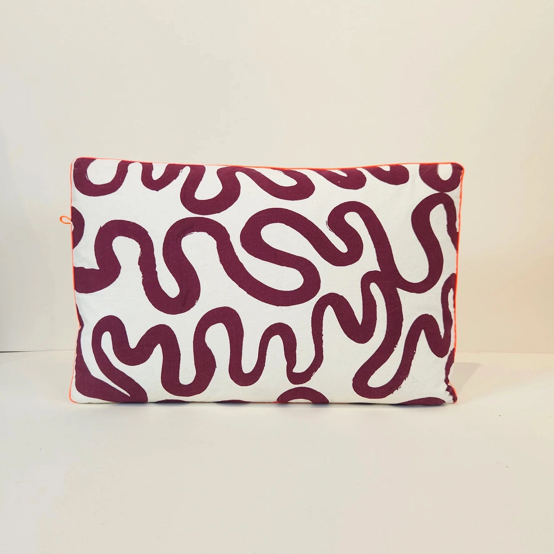 Ce coussin artisanal est une création unique entièrement confectionnée à la main dans notre atelier-boutique dans le haut-marais à Paris.
Le recto-verso permet d’offrir une multitude de combinaisons de couleurs et/ou de motifs.
Amusez-vous à créer des associations uniques à votre image.
Tissu ancien appelé "métis" en coton et/ou lin. 40 x 60 cm.