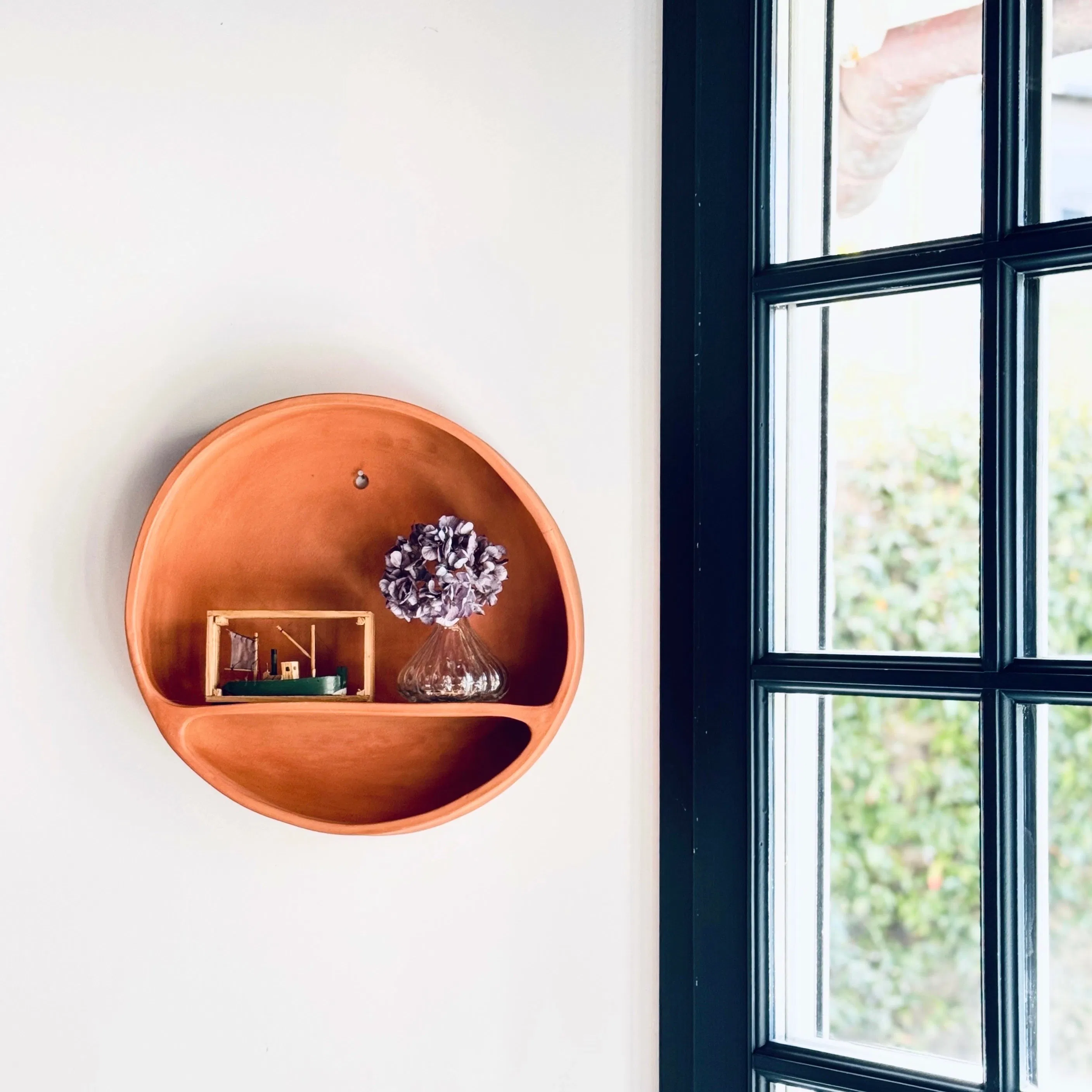 Étagère fabriquée à la main en faience rouge. Ici brute, elle peut être émaillée dans la couleur de votre choix. CAP Céramique Artisanale Parisienne.