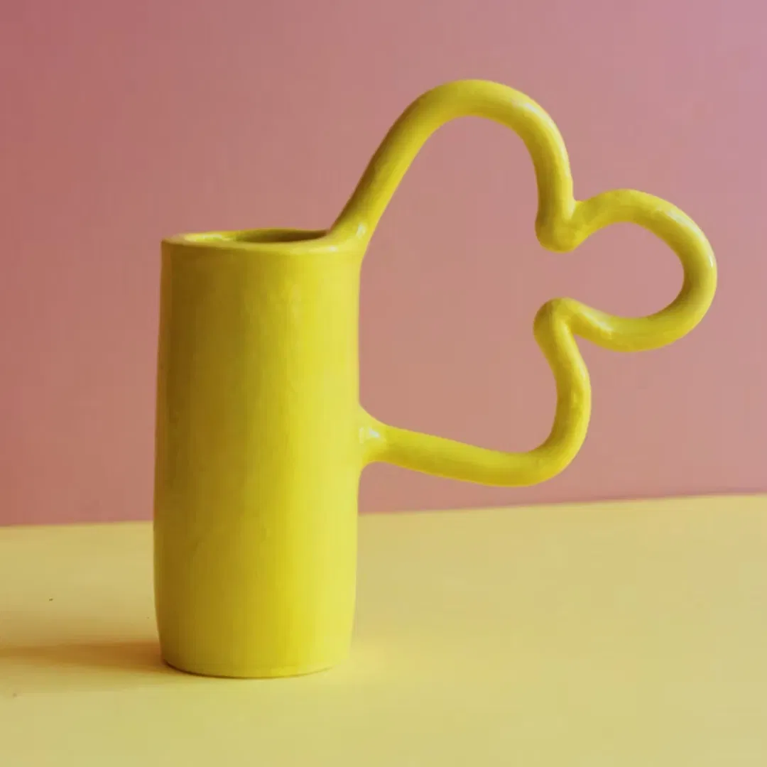 Vase en grès blanc lisse, engobe jaune et émail transparent.
Le vase est modelé et peint à la main dans l'atelier parisien de céramique Maison Mic Mac.
Ce vase est étanche, évitez de le déposer sur une surface en bois lors de la première utilisation. Nettoyez-le délicatement à l'aide d'un chiffon doux de préférence.