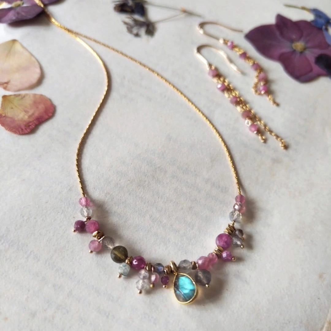 Collier en labradorites et tourmalines, sur acier inoxydable