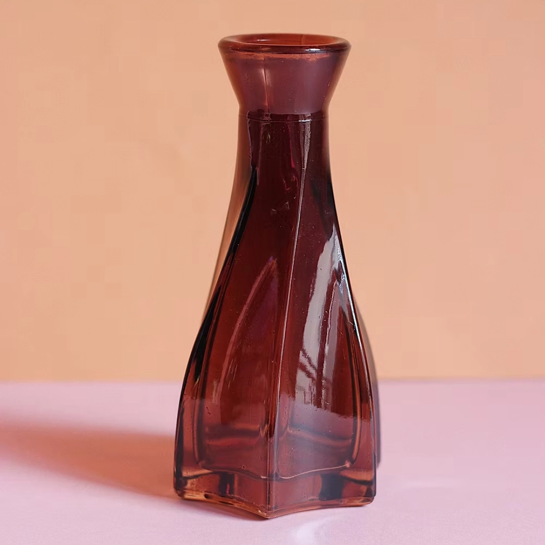 Vase en verre marron
Dimensions
Hauteur 13 cm
Diamètre du vase 6 cm
Diamètre d'ouverture 2,5 cm