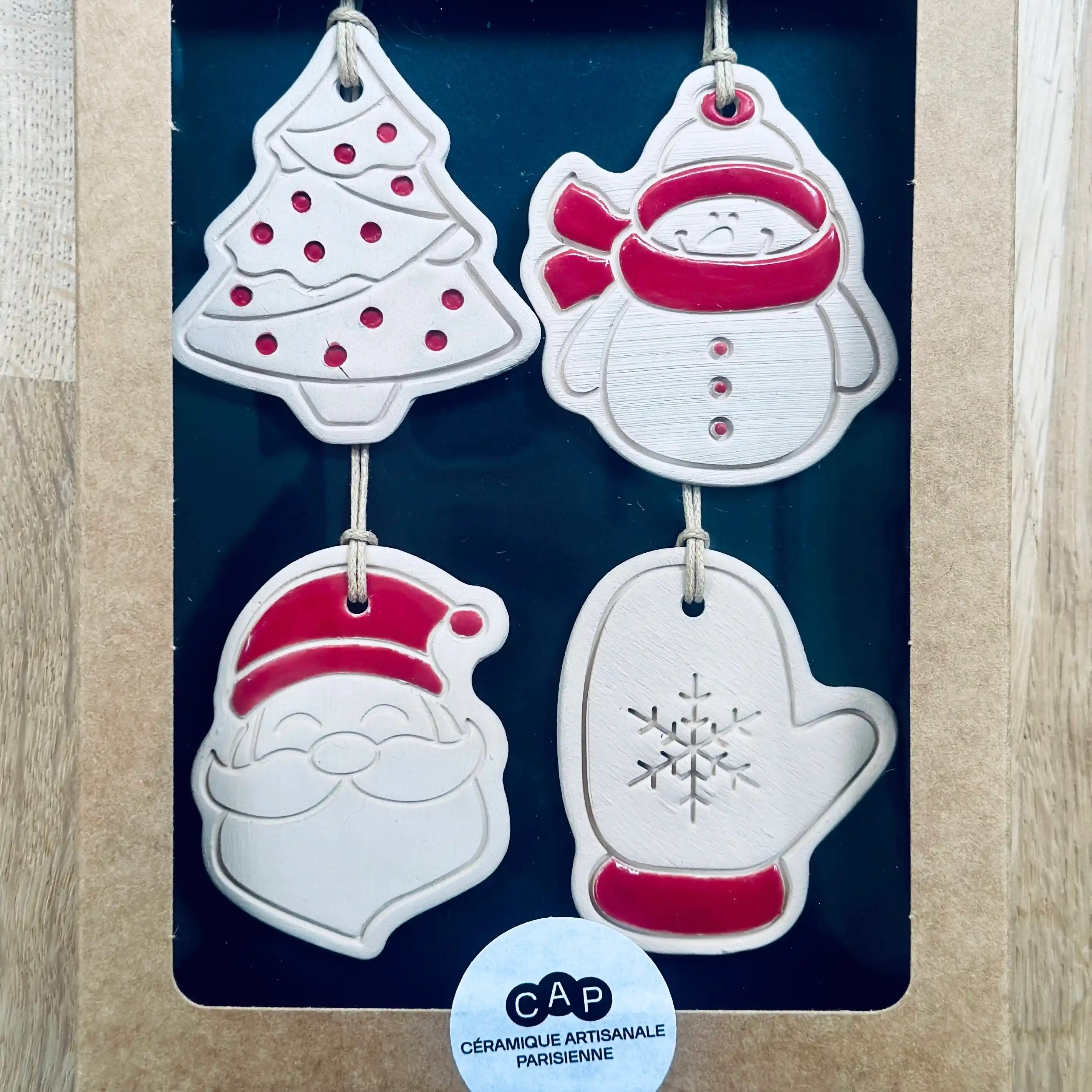 4 Pendentifs pour sapin de Noël. Fabriqués à la main en faïence, à Paris. Environ 5x4,5 cm. Ficelle résistante en coton ciré. CAP Céramique Artisanale Parisienne