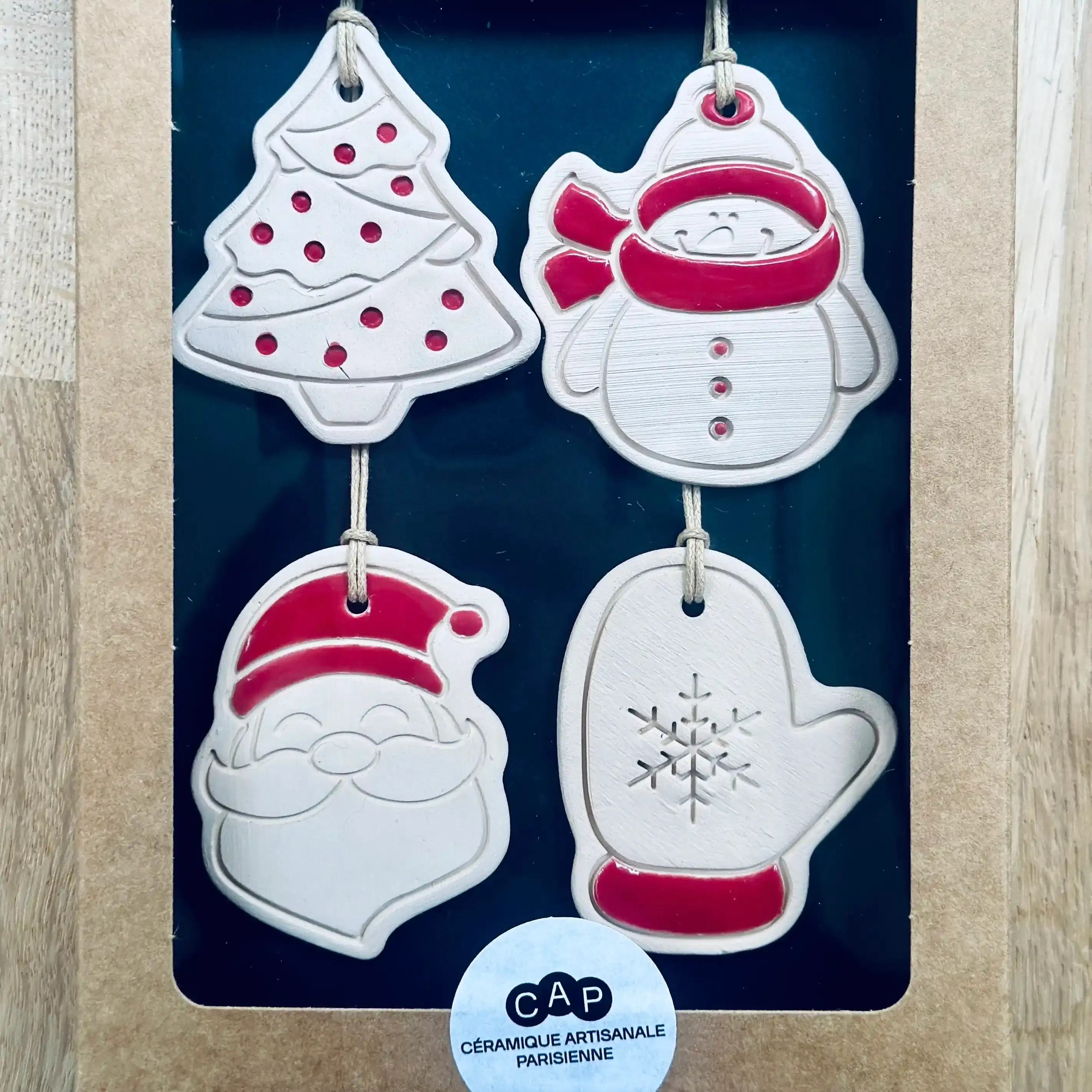 4 Pendentifs pour sapin de Noël. Fabriqués à la main en faïence, à Paris. Environ 5x4,5 cm. Ficelle résistante en coton ciré. CAP Céramique Artisanale Parisienne