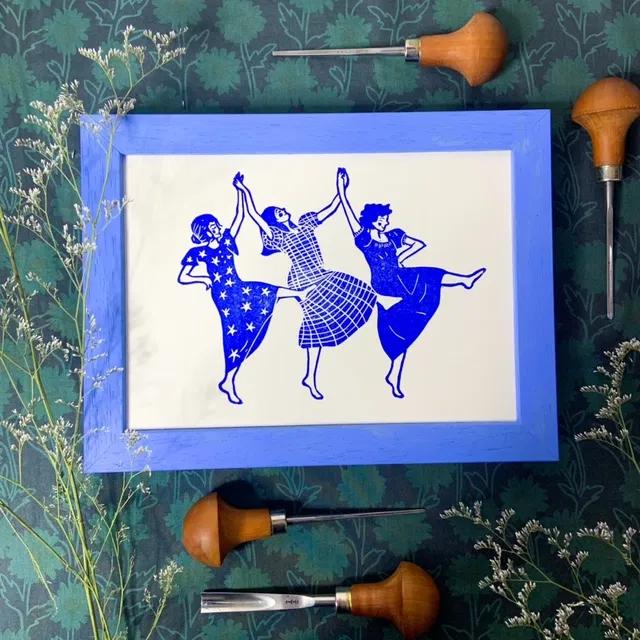 Une linogravure originale de 3 femmes avec de grandes robes qui dansent ensemble en se tenant par les bras ! Elles semblent si heureuses
-Format A5
-Numérotée sur 50
-Papier extraweiss sans acide 170 gr/m2
-Impression avec une encre à l'huile en bleu outremer
-Signée et numérotée manuellement sur l’avant
-Titrée et datée au dos
-Chaque estampe est unique, il peut y avoir des variations avec la photo : cela fait la beauté de la linogravure.
--
Le cadre n'est pas fourni