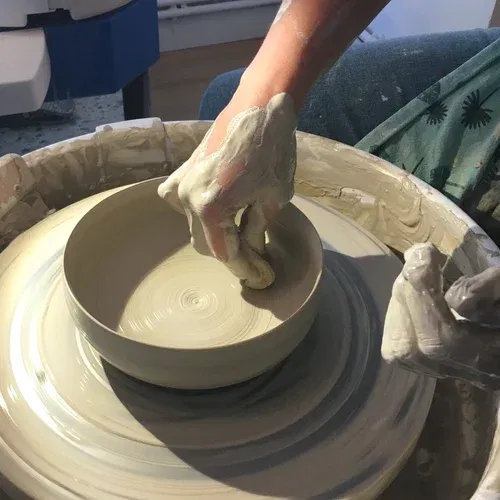 Les cours hebdo adultes - Cours trimestre tournage/modelage