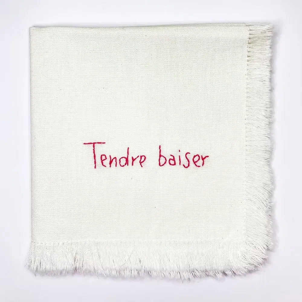 Découvrez nos serviettes uniques, brodées à la main avec des tirades de Romeo e Giulietta apportant une touche de poésie à votre table. Chaque serviette est fabriquée à partir de tissu de fin de série en coton et lin, alliant douceur et durabilité. La broderie, réalisée en fil rouge de coton, sublime ces pièces exclusives et raconte une histoire d’amour intemporelle. Faites de chaque repas un moment d’élégance et de raffinement avec ces serviettes écoresponsables et pleines de charme. Dimensions: 25 cm x 25 cm. Tissu issu d'une fin de série de tissus : coton et lin.