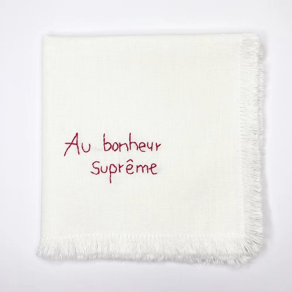 Découvrez nos serviettes uniques, brodées à la main avec des tirades de Romeo e Giulietta apportant une touche de poésie à votre table. Chaque serviette est fabriquée à partir de tissu de fin de série en coton et lin, alliant douceur et durabilité. La broderie, réalisée en fil rouge de coton, sublime ces pièces exclusives et raconte une histoire d’amour intemporelle. Faites de chaque repas un moment d’élégance et de raffinement avec ces serviettes écoresponsables et pleines de charme. Dimensions: 25 cm x 25 cm. Tissu issu d'une fin de série de tissus : coton et lin.