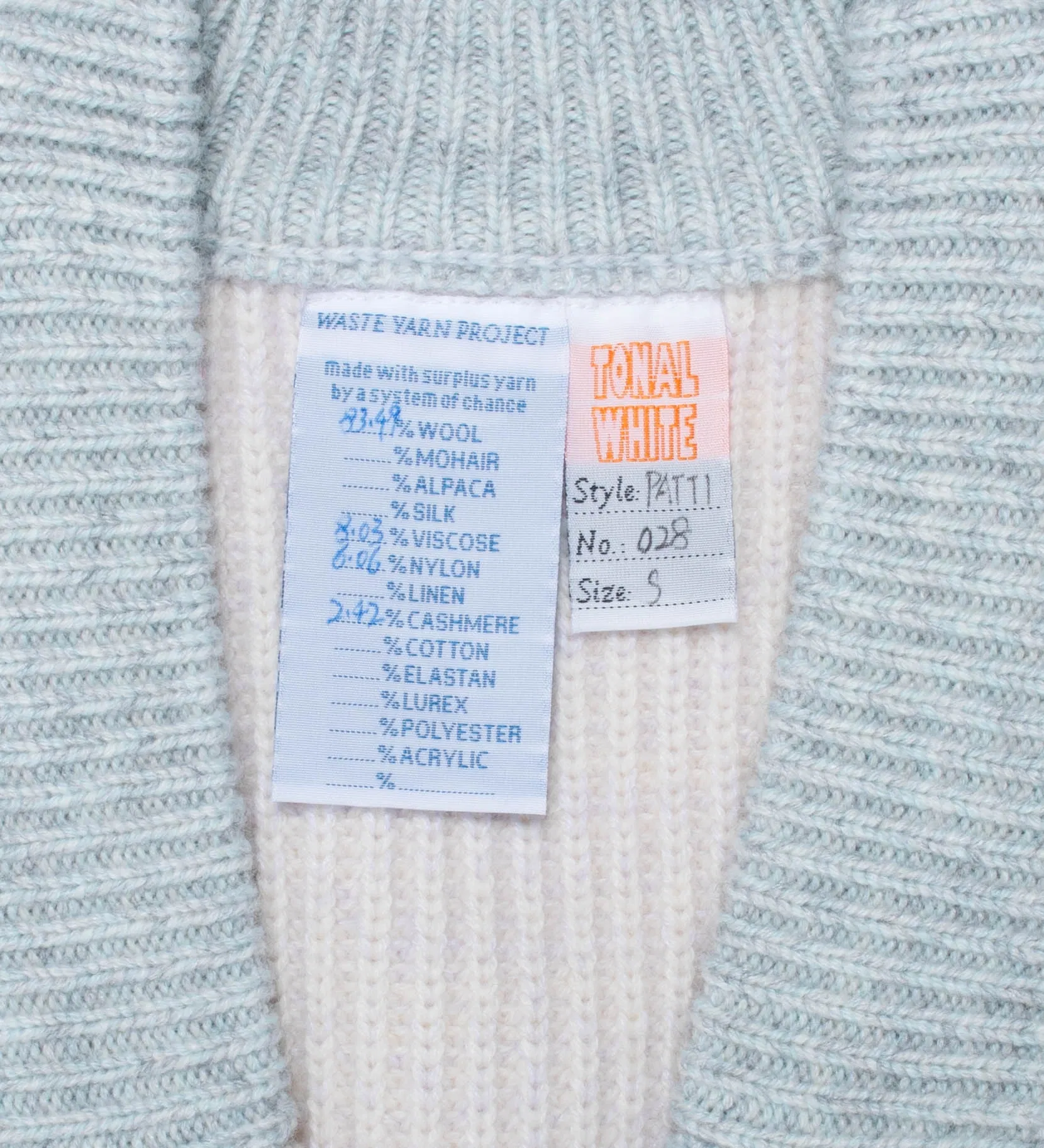 Cardigan tricoté taille S. PATTI est un cardigan à col en V avec une large patte de boutonnage façon patchwork.
Sa coupe droite et décontractée présente des épaules tombantes et des fentes sur les coutures latérales. Les boutons sont fabriqués à partir de plastique recyclé.
Le modèle est défini, mais les couleurs et le fil sont choisis par la roue de la fortune WYP, ce qui rend chaque pièce véritablement unique au monde.
