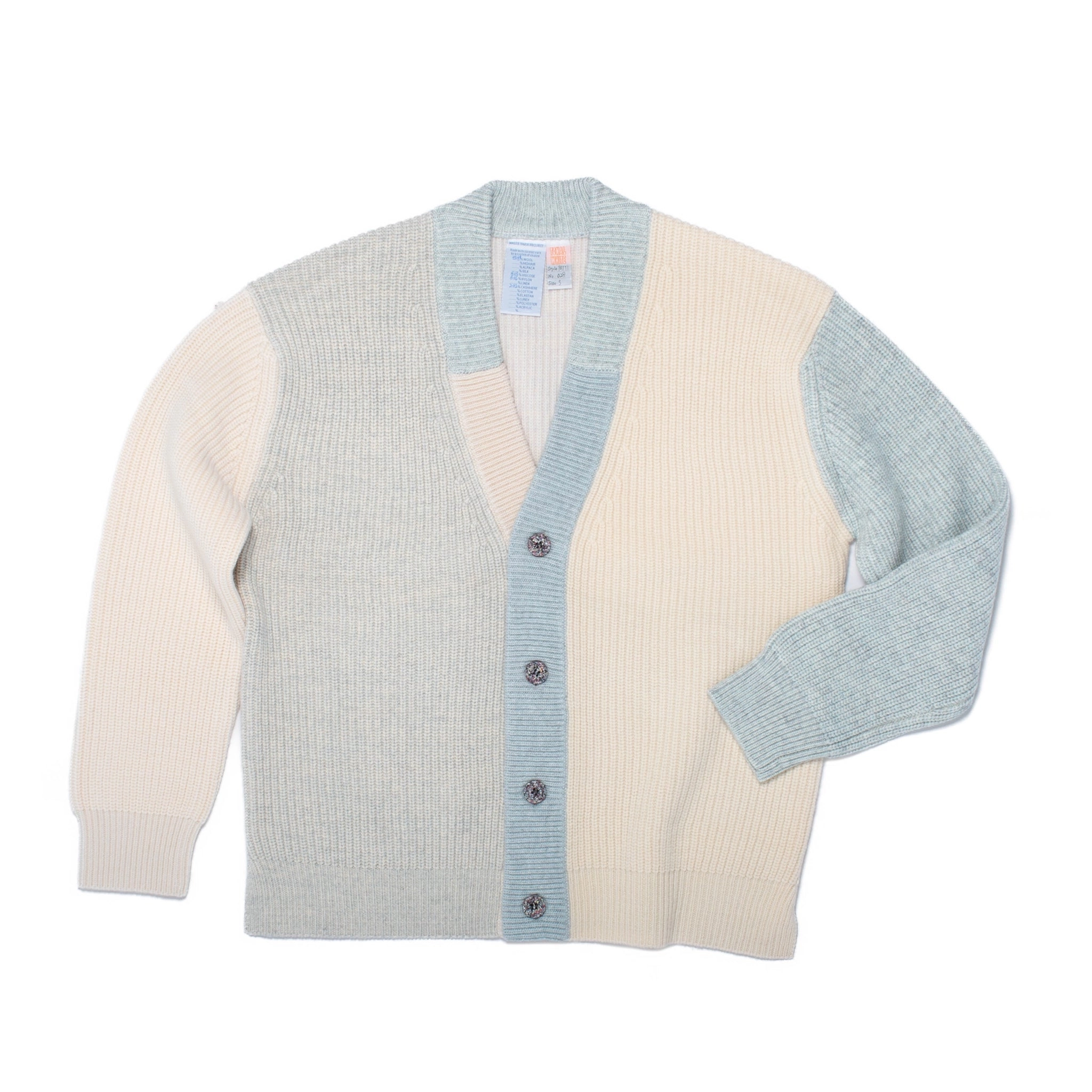 Cardigan tricoté taille S. PATTI est un cardigan à col en V avec une large patte de boutonnage façon patchwork.
Sa coupe droite et décontractée présente des épaules tombantes et des fentes sur les coutures latérales. Les boutons sont fabriqués à partir de plastique recyclé.
Le modèle est défini, mais les couleurs et le fil sont choisis par la roue de la fortune WYP, ce qui rend chaque pièce véritablement unique au monde.