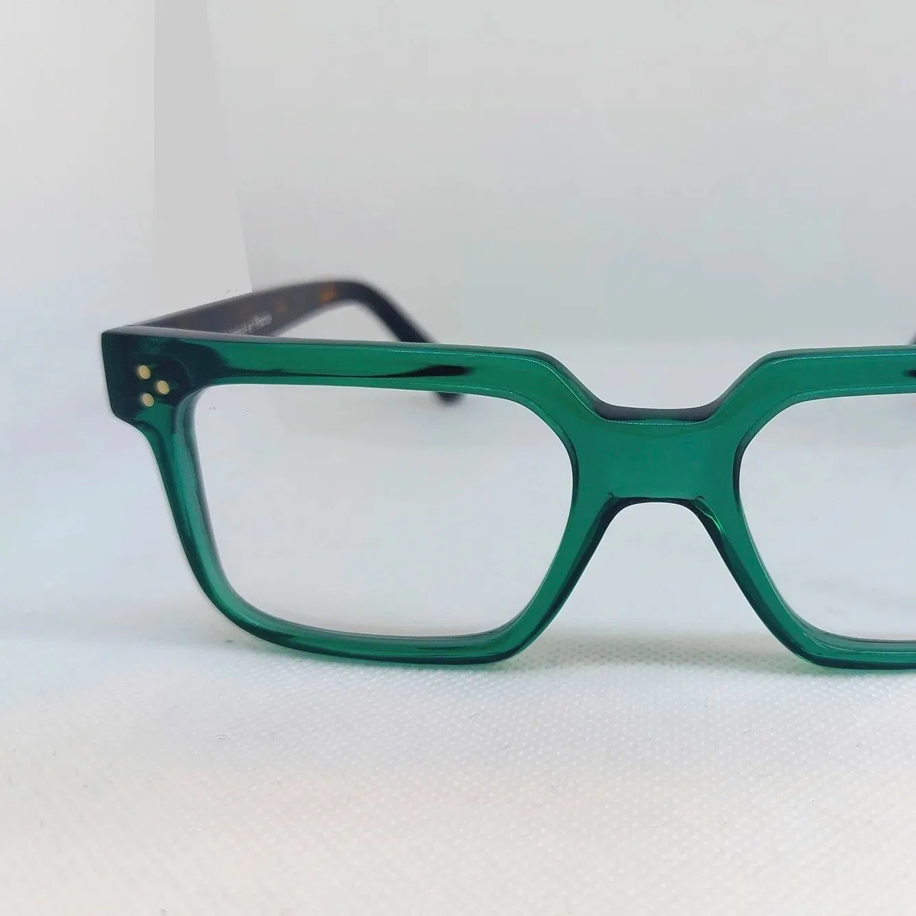 Monture optique et solaire homme. Inspiration des années 1950, crée en février 2023. Modèle typé pour petit visage avec un style que l’on retrouve dans les films américains.
Finition originale en charnières rivetées.
Collection artisanale. Fabrication française à la main.
Possibilité de réaliser le modèle avec ou sans rivet.