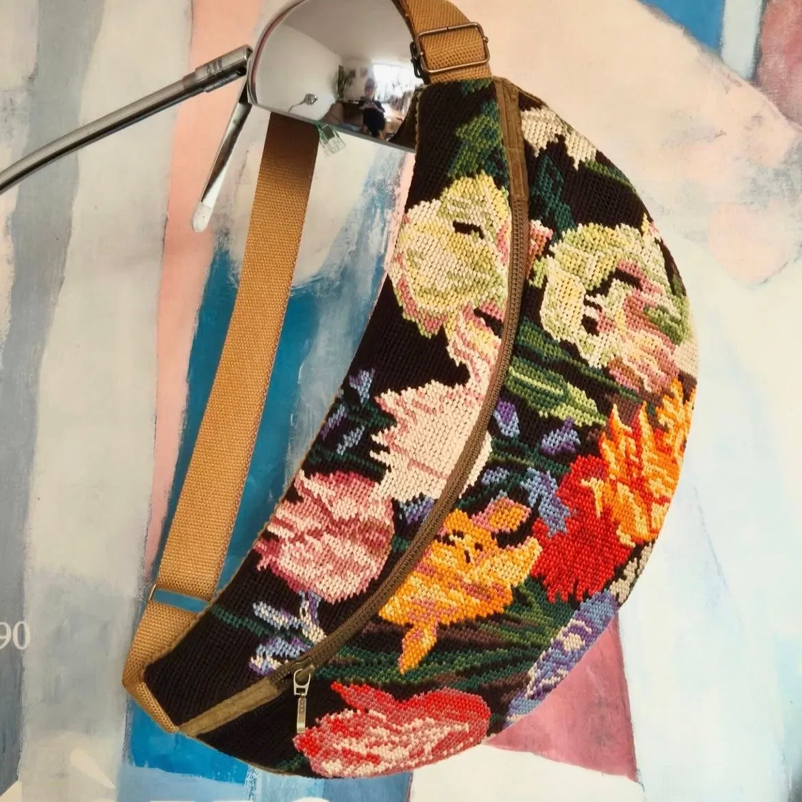 Banane en canevas vintage brodé au coton. Elle est doublée de coton camel, équipée d'une double poche intérieure et d'une sangle de cotoncamel réglable.