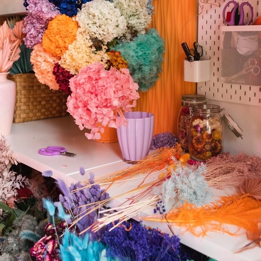 Artisane spécialisée dans la fleur séchée, j'imagine des créations florales uniques. Je vous accompagne à la réalisation de vos envies fleuries.
Vous souhaitez un bouquet assorti à votre vase préféré ? Vous souhaitez décorer votre boutique ou un futur évènement ? Vous aimeriez faire des cadeaux à vos proches, clients ou collaborateurs ?
Vous pouvez me contacter afin de prendre rendez-vous ou me proposer votre projet :)