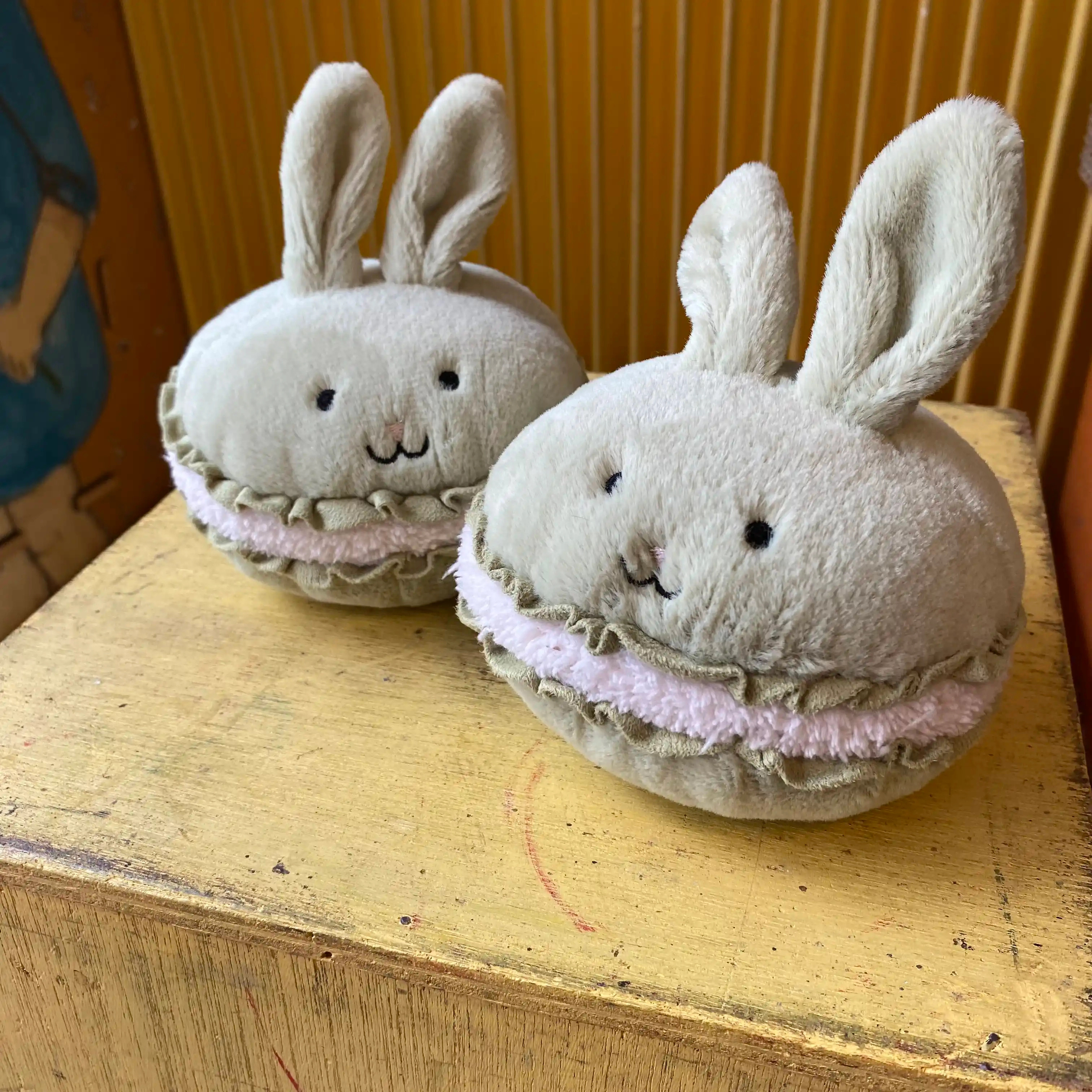 Peluche Lapin I am Dainty Dessert Bunny Macaron