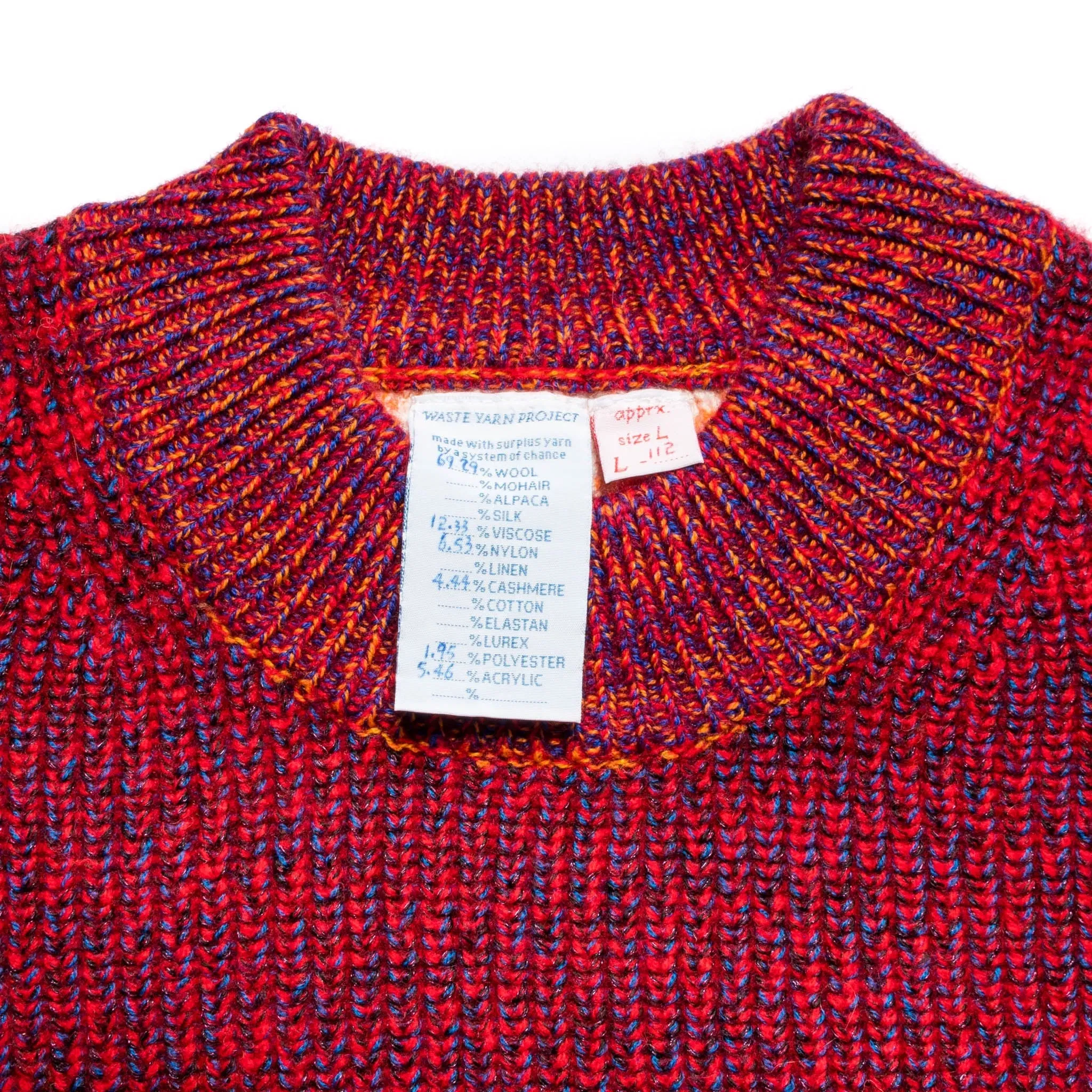 Pull tricoté taille L. LÆRKE est un pull court à col montant.
Sa coupe carrée et décontractée présente des épaules tombantes et des fentes de chaque côté.
Le modèle est défini, mais les couleurs et le fil sont choisis par la roue de la fortune WYP.
Ainsi, chaque pièce est vraiment unique au monde !