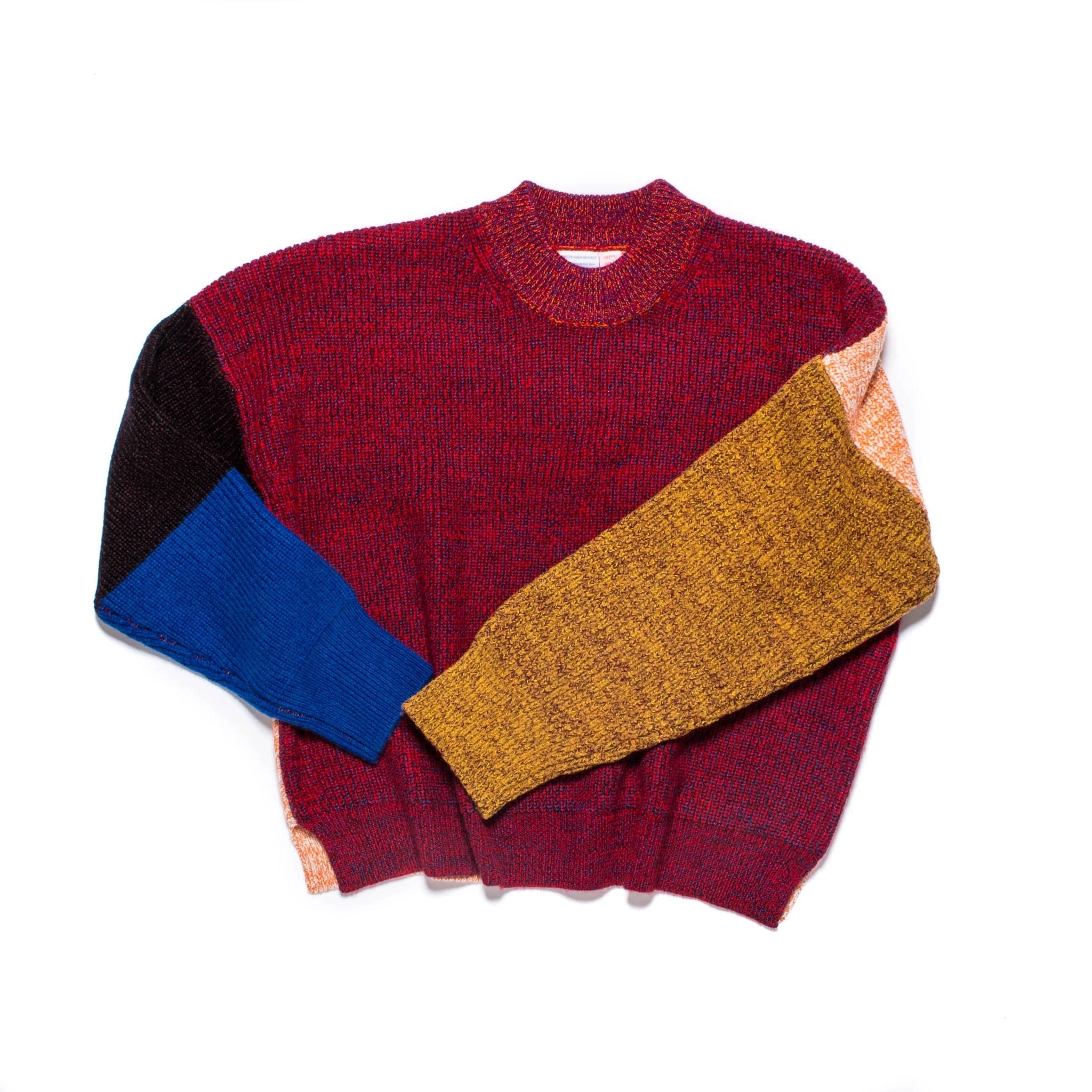 Pull tricoté taille L. LÆRKE est un pull court à col montant.
Sa coupe carrée et décontractée présente des épaules tombantes et des fentes de chaque côté.
Le modèle est défini, mais les couleurs et le fil sont choisis par la roue de la fortune WYP.
Ainsi, chaque pièce est vraiment unique au monde !