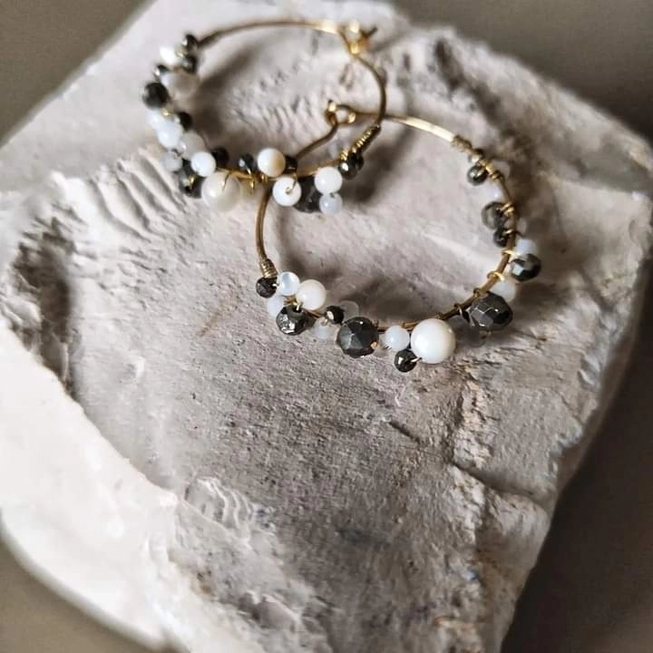 Créoles en acier inoxydable. Tissage de perles de pyrites et nacre