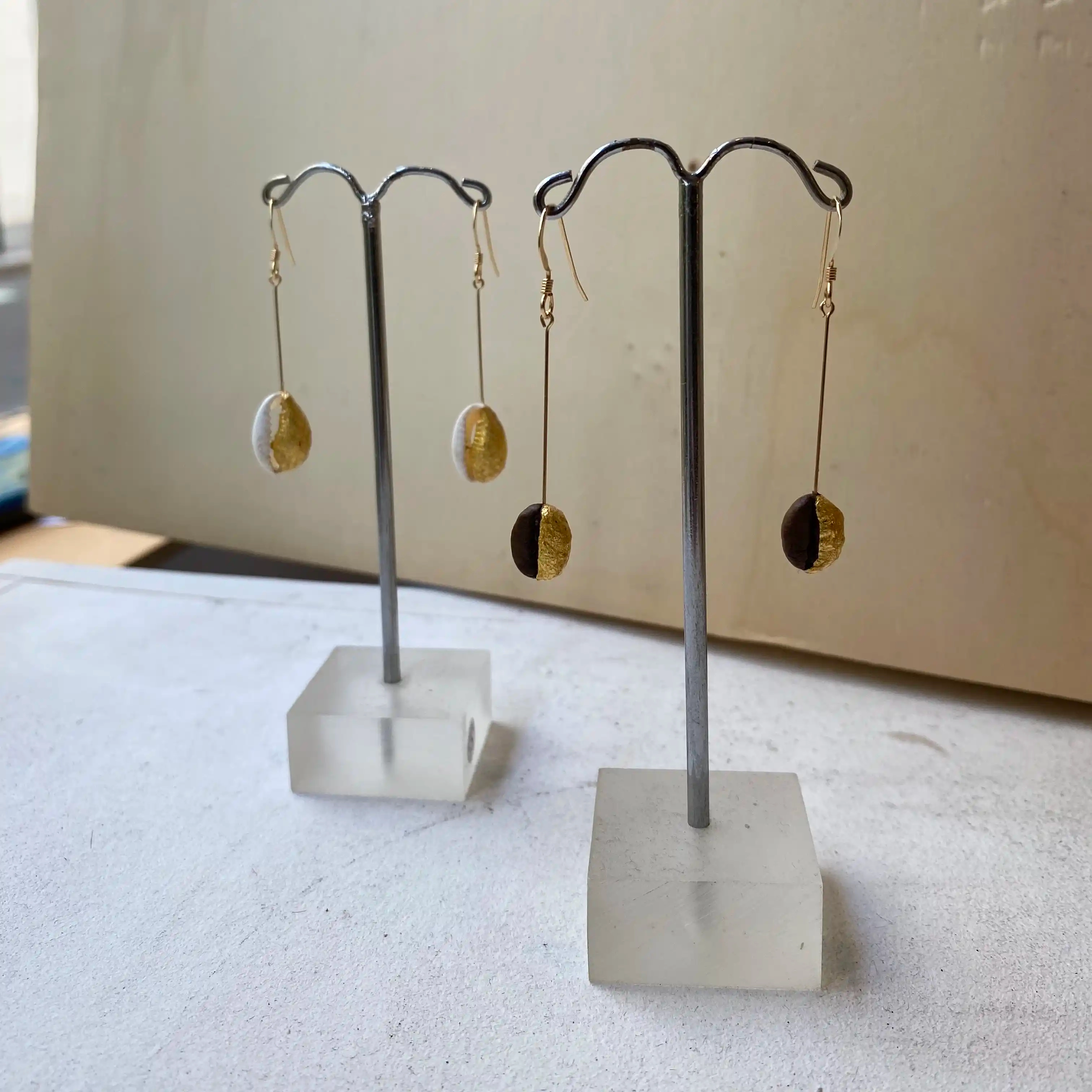 Boucles d'oreilles monté sur gold filled 14k avec petit coquillage et grain de café passés à la feuille d’or 24k