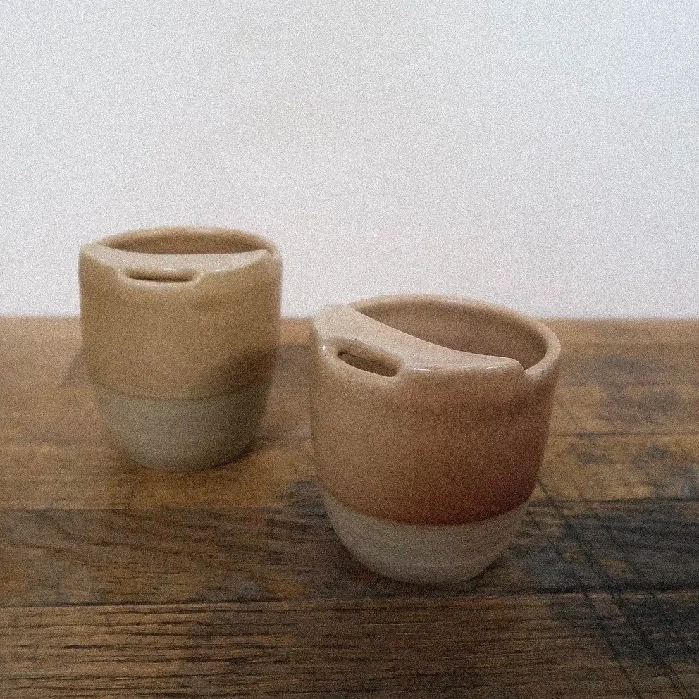 Tasse à emporter tournée à la main dans mon atelier à Paris, en céramique et recouverte d’un émail beige lin aux reflets doux.
Le toucher mat, légèrement velouté, offre une sensation agréable en main. Parfaite pour savourer un café ou un thé en déplacement, elle allie utilité et sensibilité.
Pensée pour vous accompagner dans vos routines du quotidien, à la maison comme à l’extérieur.
Chaque tasse est unique, façonnée une à une, avec ses nuances, ses traces et son caractère.
DIMENSIONS : S: Ø 7,5cm, H 8cm environ; M: Ø 7,5cm, H 9cm environ