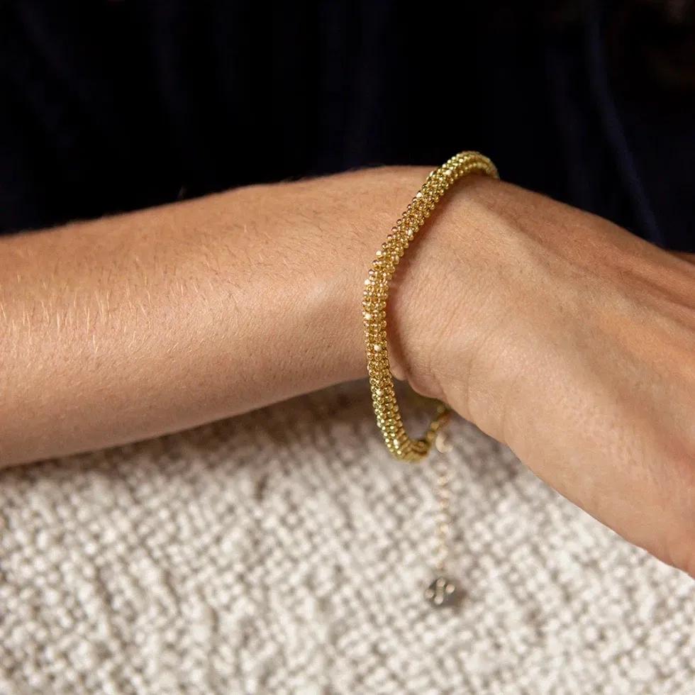 Deia puise son inspiration dans l’organique, de la flore marine aux végétaux grimpants. Chaque pièce est une surprise: lors du façonnage, les éléments fusionnent toujours de manière différente et génèrent de nouvelles formes aux contours aléatoires. Cette singularité précieuse se décline sur chaque bijou, avec des pièces souples qui épousent les courbes du corps et d’autres plus sculpturales. Une collection poétique et subtile.
Matériaux : laiton doré à l'or fin recyclé 24 carats, couleur laquée
Dimensions : 15,5cm + chaîne de réglage
Poids: 6,39g
Tous nos bijoux sont garantis 2 ans
Pensé et fabriqué main à Paris
Livré dans son packaging individuel écologique.
Conseils d'entretien : évitez le contact avec l'eau et le parfum afin que le bijou conserve son éclat
Nos matières premières sont soigneusement sélectionnées et sans risques pour votre santé : elles ne contiennent ni plomb, ni nickel, ni cadmium, conformément à la législation.