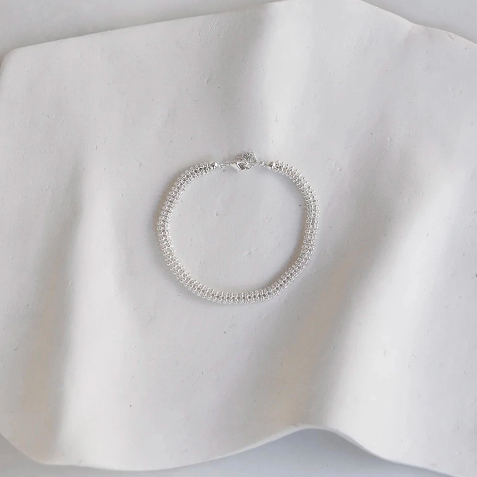 Deia puise son inspiration dans l’organique, de la flore marine aux végétaux grimpants. Chaque pièce est une surprise: lors du façonnage, les éléments fusionnent toujours de manière différente et génèrent de nouvelles formes aux contours aléatoires. Cette singularité précieuse se décline sur chaque bijou, avec des pièces souples qui épousent les courbes du corps et d’autres plus sculpturales. Une collection poétique et subtile.
Matériaux : laiton doré à l'or fin recyclé 24 carats, couleur laquée
Dimensions : 15,5cm + chaîne de réglage
Poids: 6,39g
Tous nos bijoux sont garantis 2 ans
Pensé et fabriqué main à Paris
Livré dans son packaging individuel écologique.
Conseils d'entretien : évitez le contact avec l'eau et le parfum afin que le bijou conserve son éclat
Nos matières premières sont soigneusement sélectionnées et sans risques pour votre santé : elles ne contiennent ni plomb, ni nickel, ni cadmium, conformément à la législation.