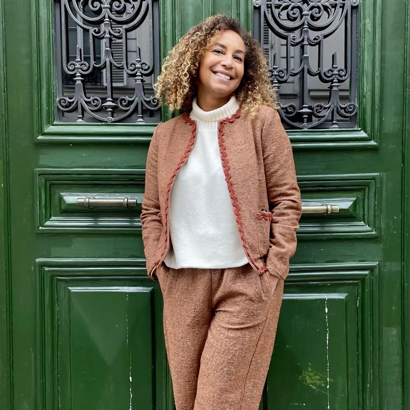 Le bel ensemble en tweed chiné, veste et pantalon, se porte aussi bien au bureau qu’en soirée.