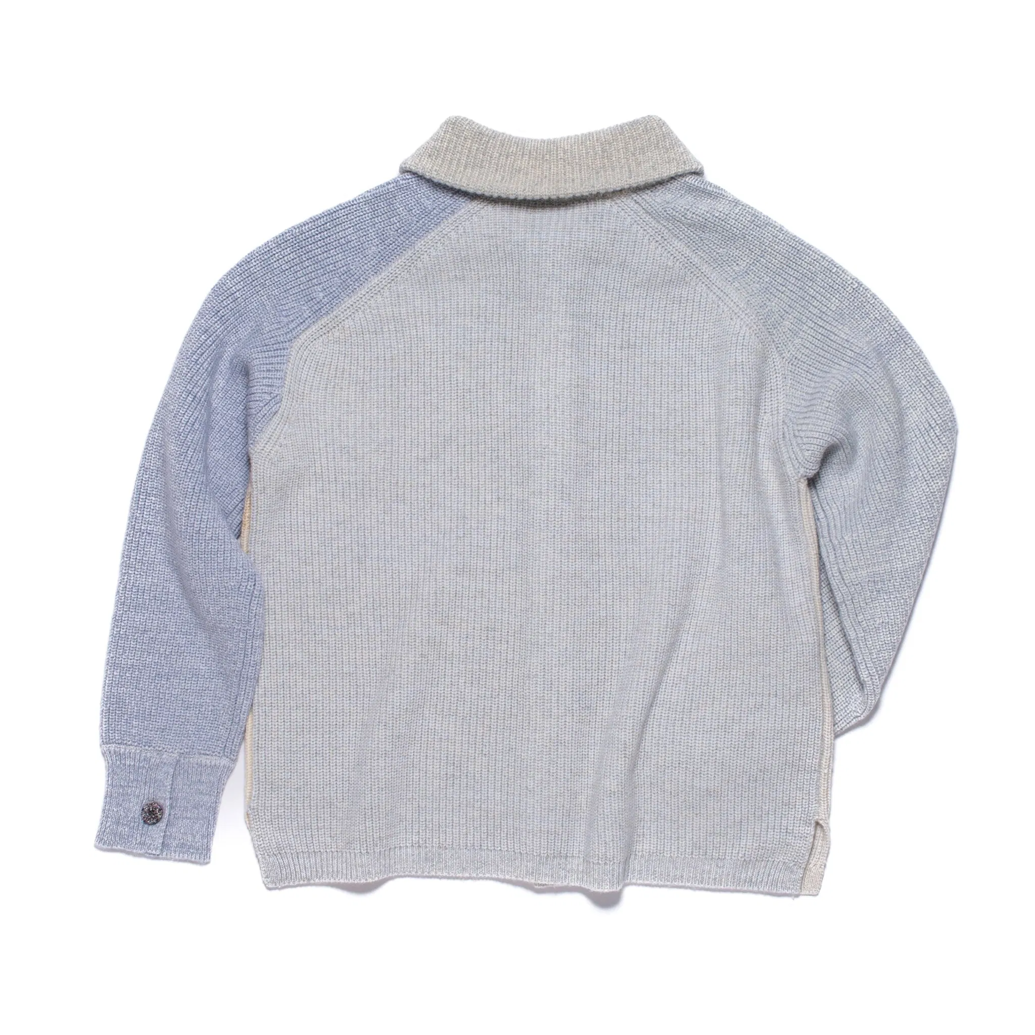 Veste/cardigan tricoté taille L. UNA est un parfait mélange entre une veste et un cardigan, avec un col et des poignets boutonnés.
Elle présente des fentes sur les coutures latérales pour une coupe droite et structurée. Les boutons sont fabriqués à partir de plastique recyclé.
La couleur et le fil sont choisis par la roue de la fortune WYP, ce qui rend chaque pièce véritablement unique au monde.