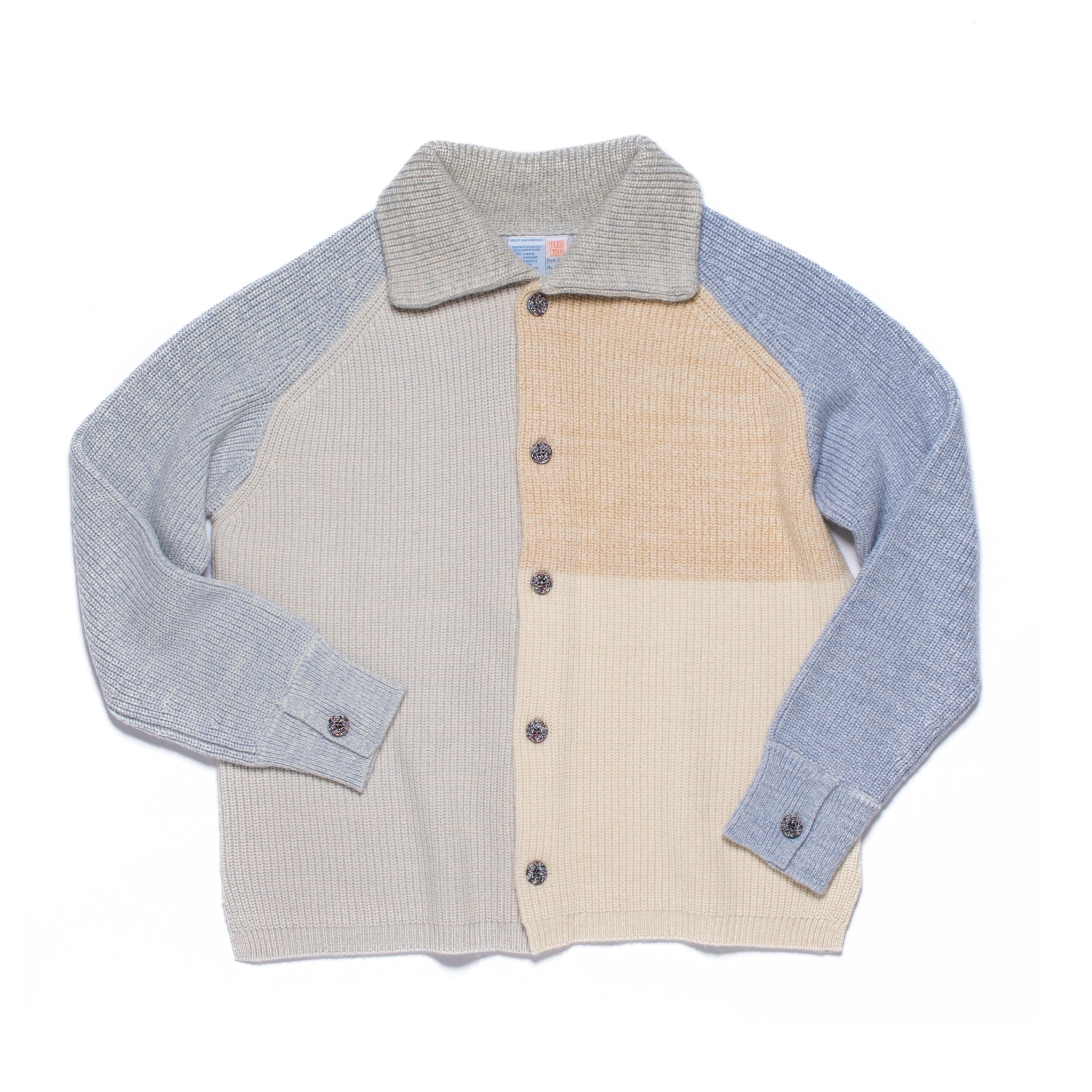 Veste/cardigan tricoté taille L. UNA est un parfait mélange entre une veste et un cardigan, avec un col et des poignets boutonnés.
Elle présente des fentes sur les coutures latérales pour une coupe droite et structurée. Les boutons sont fabriqués à partir de plastique recyclé.
La couleur et le fil sont choisis par la roue de la fortune WYP, ce qui rend chaque pièce véritablement unique au monde.