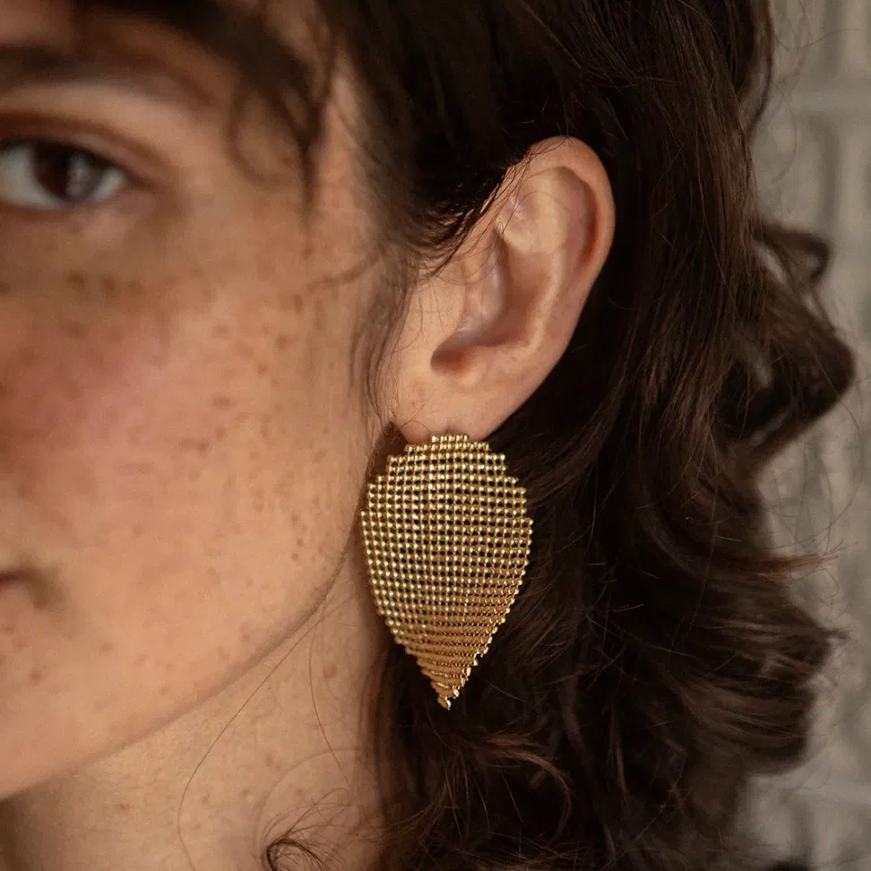 Deia puise son inspiration dans l’organique, de la flore marine aux végétaux grimpants. Chaque pièce est une surprise: lors du façonnage, les éléments fusionnent toujours de manière différente et génèrent de nouvelles formes aux contours aléatoires. Cette singularité précieuse se décline sur chaque bijou, avec des pièces souples qui épousent les courbes du corps et d’autres plus sculpturales. Une collection poétique et subtile.
Matériaux : laiton doré à l'or fin recyclé 24 carats.
Dimensions : L 5,3 cm, l 3cm.
Poids: 10,77g
Tous nos bijoux sont garantis 2 ans
Pensées et fabriquées main à Paris
Livrées dans leur packaging individuel écologique
Conseils d'entretien : évitez le contact avec l'eau et le parfum afin que le bijou conserve son éclat
Nos matières premières sont soigneusement sélectionnées et sans risques pour votre santé : elles ne contiennent ni plomb, ni nickel, ni cadmium, conformément à la législation.