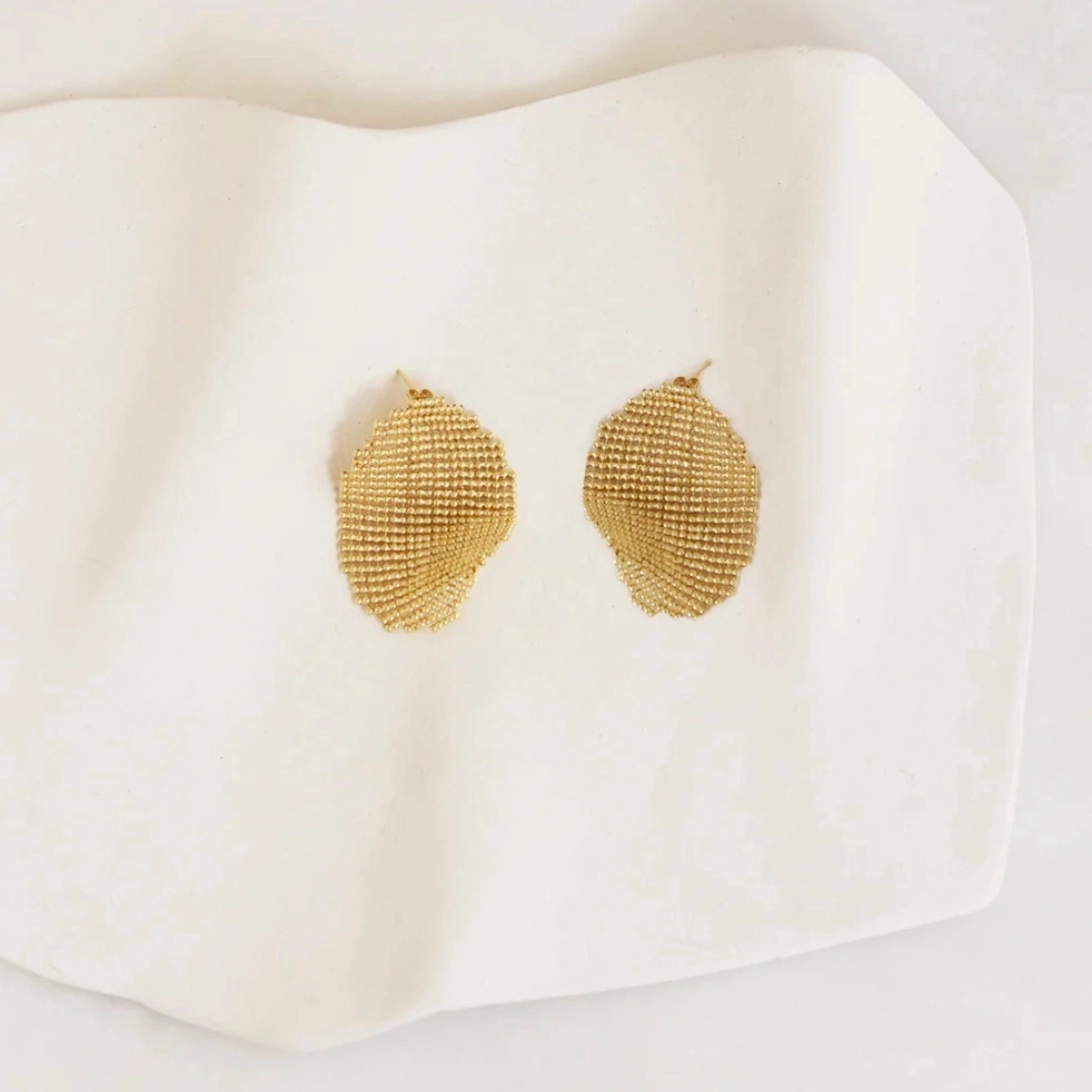 Deia puise son inspiration dans l’organique, de la flore marine aux végétaux grimpants. Chaque pièce est une surprise: lors du façonnage, les éléments fusionnent toujours de manière différente et génèrent de nouvelles formes aux contours aléatoires. Cette singularité précieuse se décline sur chaque bijou, avec des pièces souples qui épousent les courbes du corps et d’autres plus sculpturales. Une collection poétique et subtile.
Matériaux : laiton doré à l'or fin recyclé 24 carats.
Dimensions : L 5,3 cm, l 3cm.
Poids: 10,77g
Tous nos bijoux sont garantis 2 ans
Pensées et fabriquées main à Paris
Livrées dans leur packaging individuel écologique
Conseils d'entretien : évitez le contact avec l'eau et le parfum afin que le bijou conserve son éclat
Nos matières premières sont soigneusement sélectionnées et sans risques pour votre santé : elles ne contiennent ni plomb, ni nickel, ni cadmium, conformément à la législation.