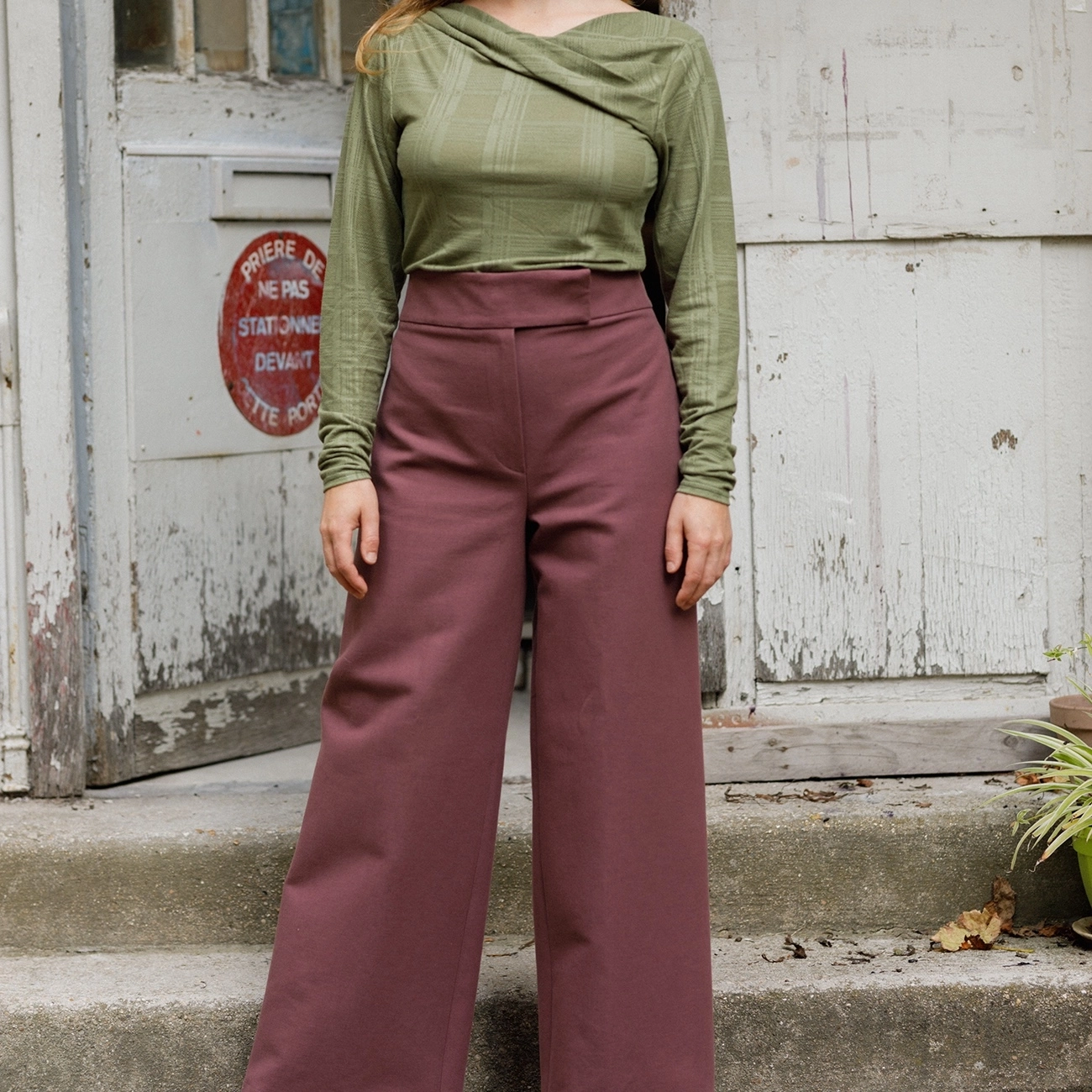 Pantalon large dans un coton très épais en couleur wildberry