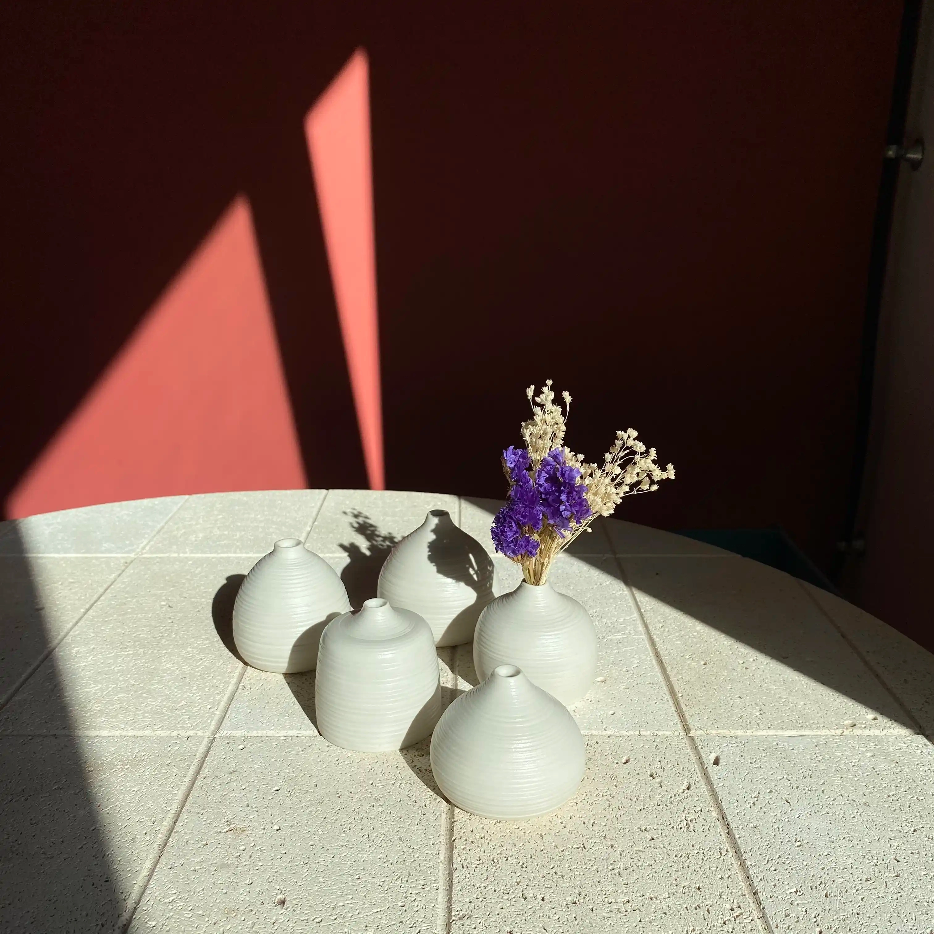 Petits soliflores en porcelaine, émaillés à l'intérieur en transparent, disponibles en tailles variées pour les arrangements floraux.