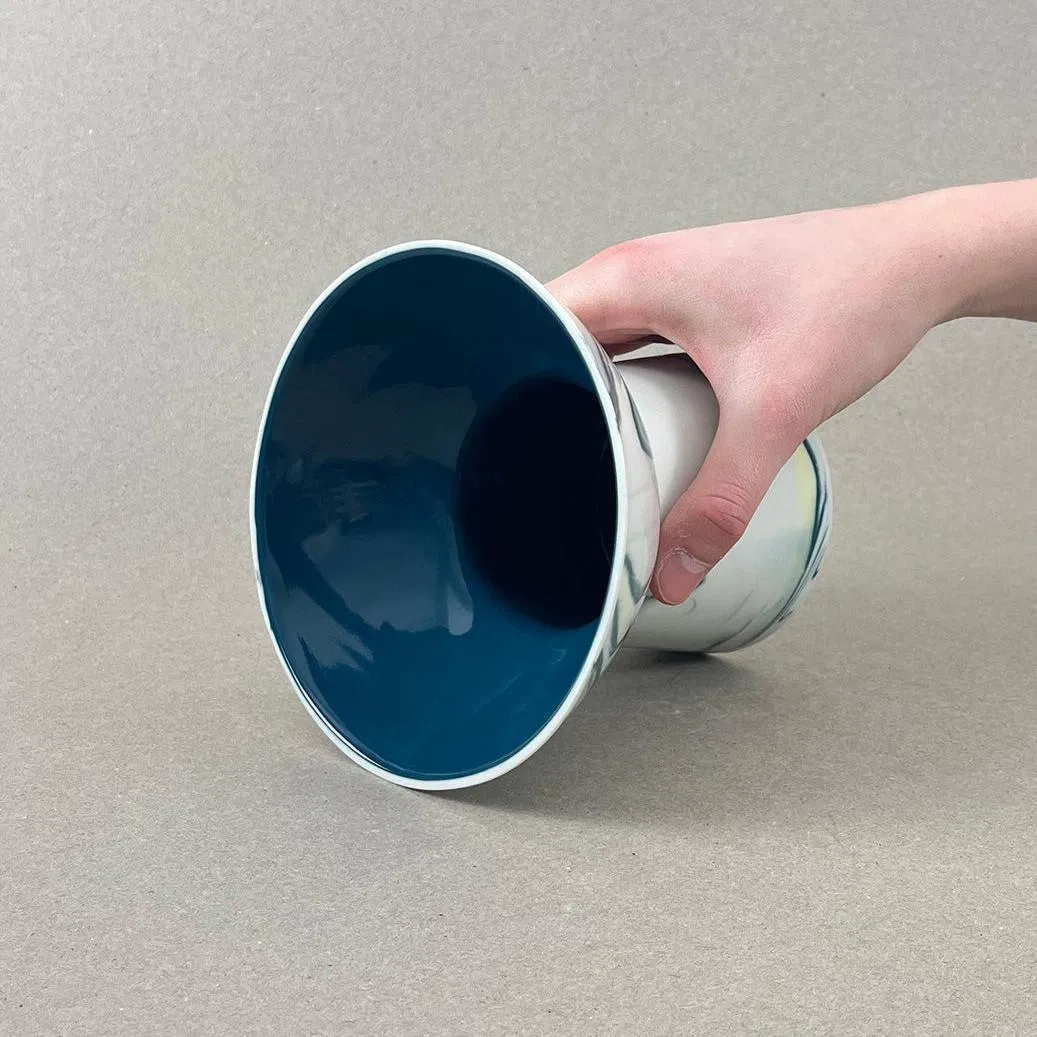 Diam haut : 14,5 cm, Diam int. : 6 cm Hauteur : 12,5. Couleurs : bleu canard jaune et vert chartreuse, intérieur bleu canard monochrome Un beau vase de taille moyenne pour mettre en valeur vos plantes, pots ou bouquets à l'arrivée des beaux jours. Nos objets sont obtenus par coulage, un à un, à la main. Ils présentent chacun des particularités qui attestent de leur aspect artisanal. Nous proposons des pièces à caractère unique, ou en petite série. C'est pourquoi le stock est limité.