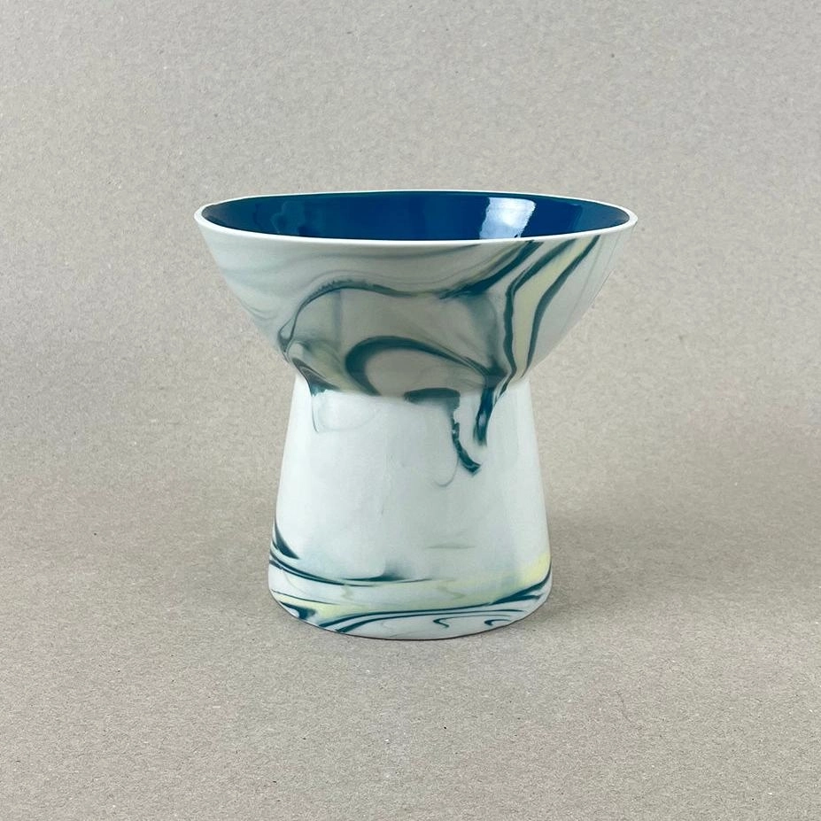 Diam haut : 14,5 cm, Diam int. : 6 cm Hauteur : 12,5. Couleurs : bleu canard jaune et vert chartreuse, intérieur bleu canard monochrome Un beau vase de taille moyenne pour mettre en valeur vos plantes, pots ou bouquets à l'arrivée des beaux jours. Nos objets sont obtenus par coulage, un à un, à la main. Ils présentent chacun des particularités qui attestent de leur aspect artisanal. Nous proposons des pièces à caractère unique, ou en petite série. C'est pourquoi le stock est limité.