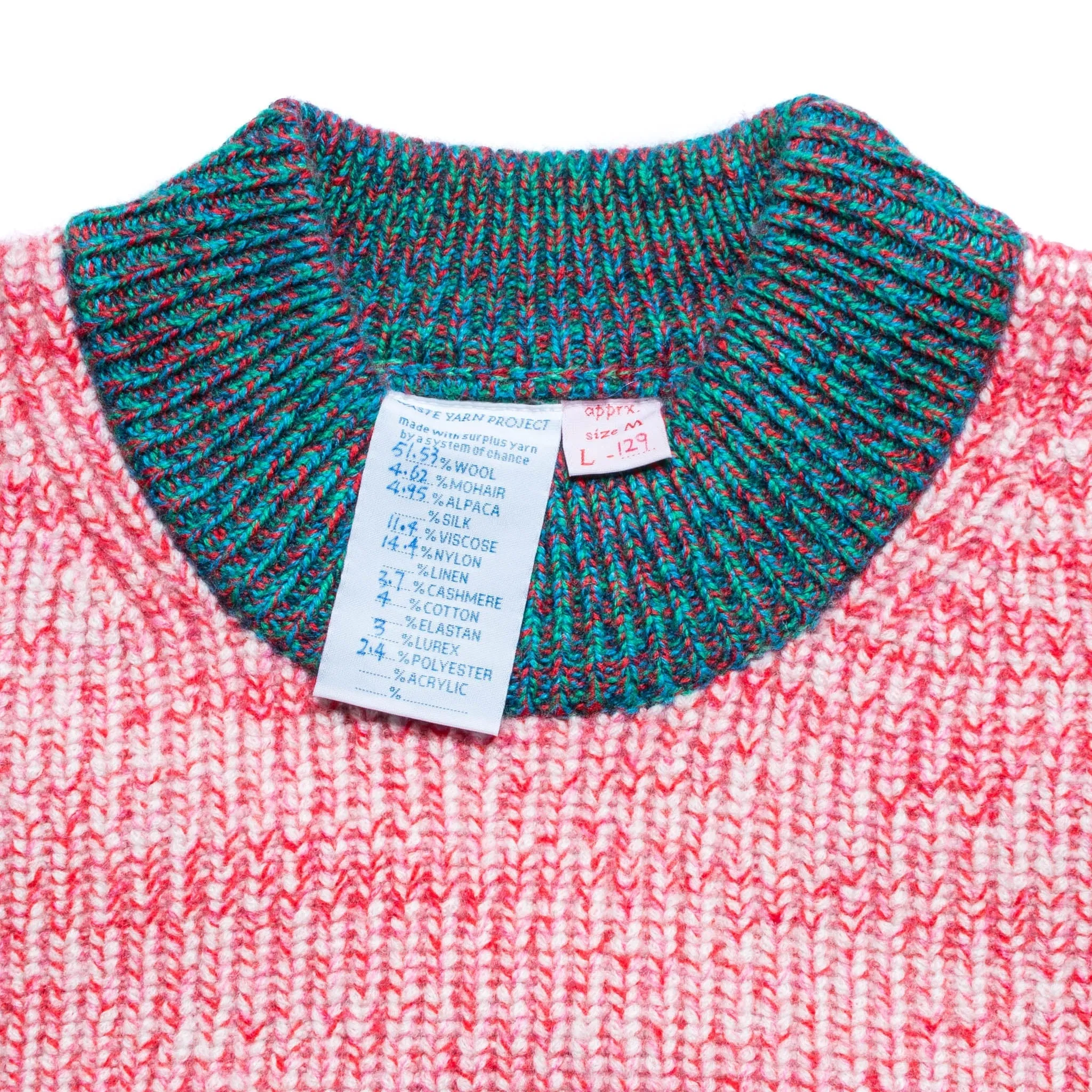 Pull tricoté taille M. LÆRKE est un pull court à col montant.
Sa coupe carrée et décontractée présente des épaules tombantes et des fentes de chaque côté.
Le modèle est défini, mais les couleurs et le fil sont choisis par la roue de la fortune WYP.
Ainsi, chaque pièce est vraiment unique au monde !