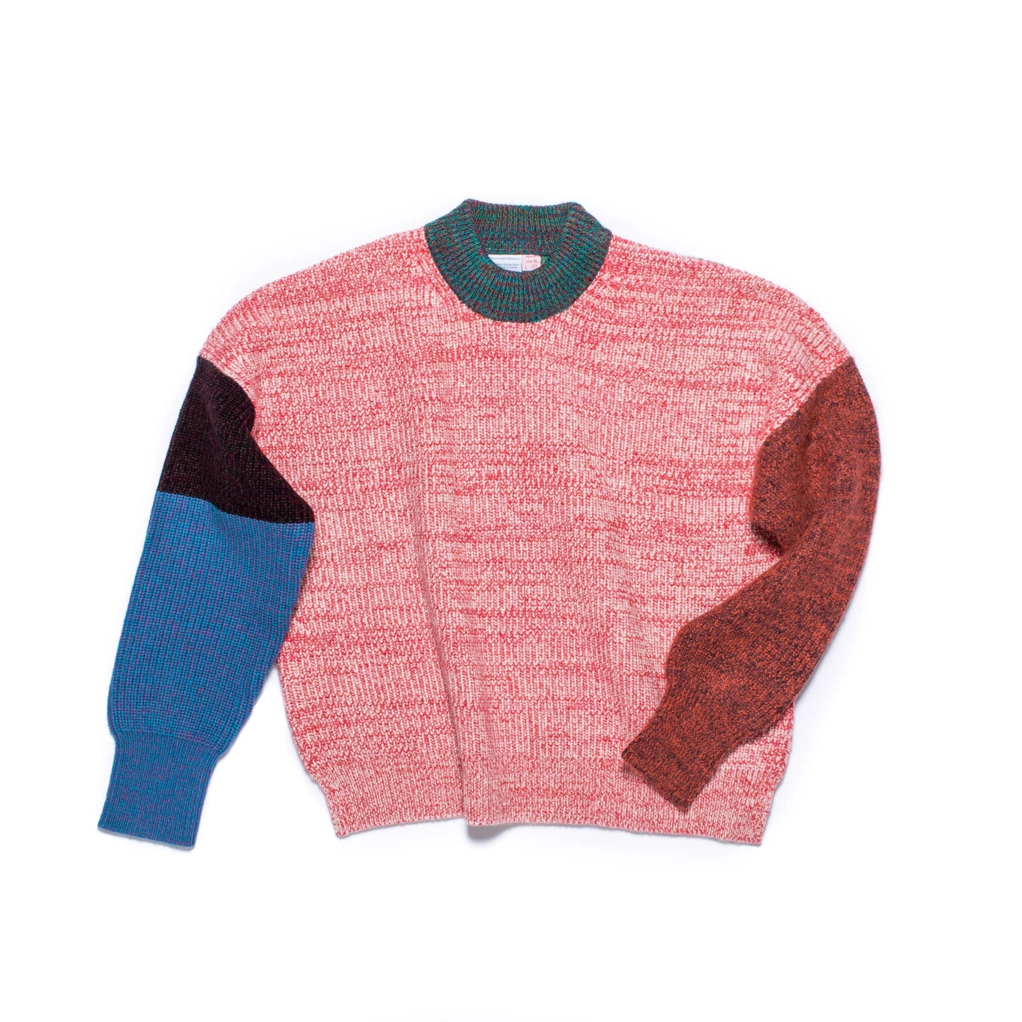 Pull tricoté taille M. LÆRKE est un pull court à col montant.
Sa coupe carrée et décontractée présente des épaules tombantes et des fentes de chaque côté.
Le modèle est défini, mais les couleurs et le fil sont choisis par la roue de la fortune WYP.
Ainsi, chaque pièce est vraiment unique au monde !