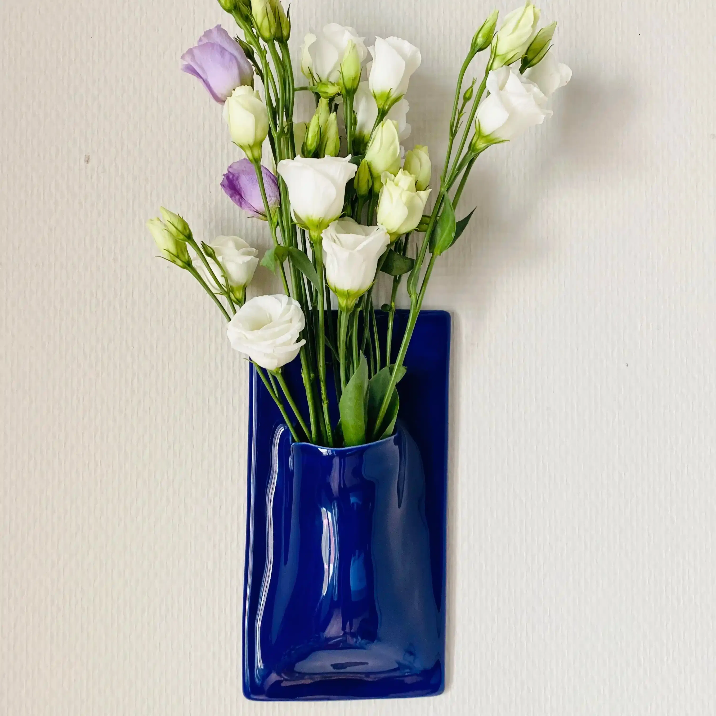 Vase mural en faience, fabriqué à la main à Paris. Émaille bleu marine. Environ 21x11x5 cm. Dispo sur commande dans la couleur de votre choix. CAP Céramique Artisanale Parisienne.