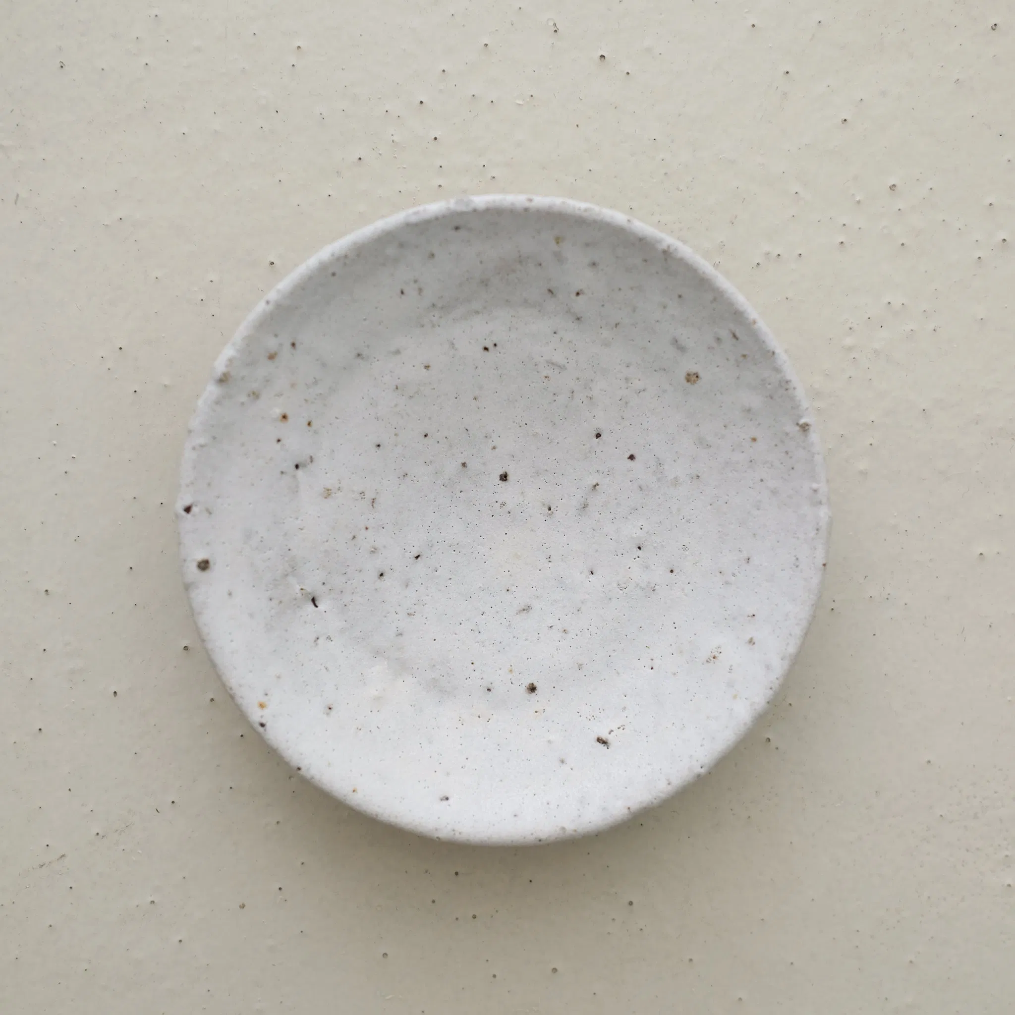 Assiette en terre d'Aizenay "moon" D 16cm / Blanc mat