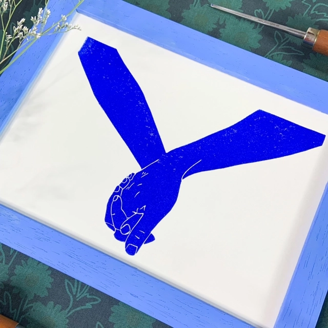 Une linogravure originale d'un petit soleil mal coiffé qui émerge d'une tasse de café.
-Format A5
-Numérotée sur 50
-Papier extraweiss sans acide 170 gr/m2
-Impression avec une encre à l'huile en bleu outremer
-Signée et numérotée manuellement sur l’avant
-Titrée et datée au dos
-Chaque estampe est unique, il peut y avoir des variations avec la photo : cela fait la beauté de la linogravure.
--
Le cadre n'est pas fourni