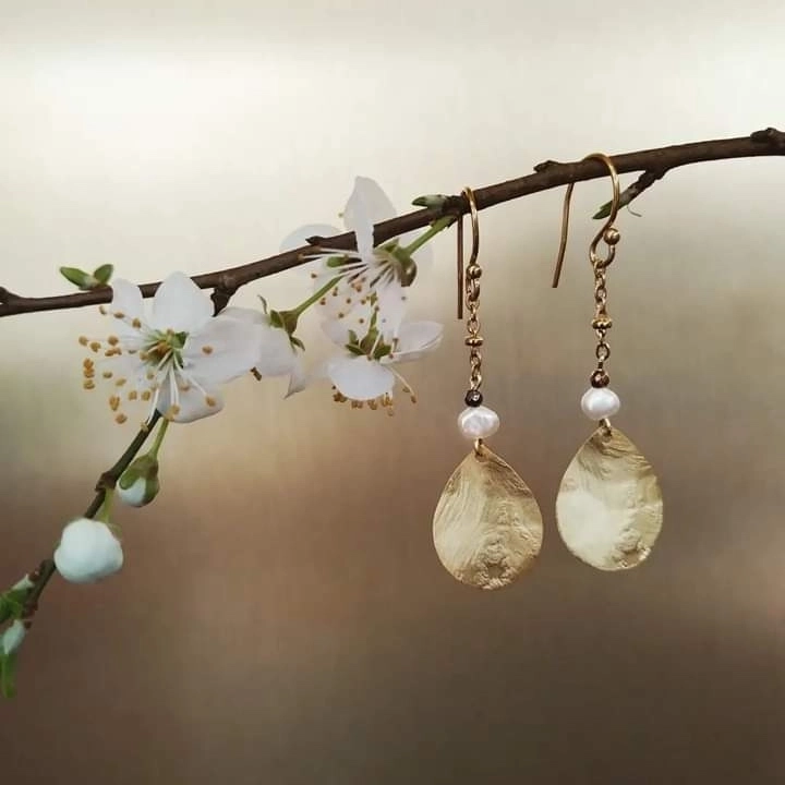 Boucles d'oreilles en perles fines, plaques martelées dorées à l'or fin mat et acier inoxydable