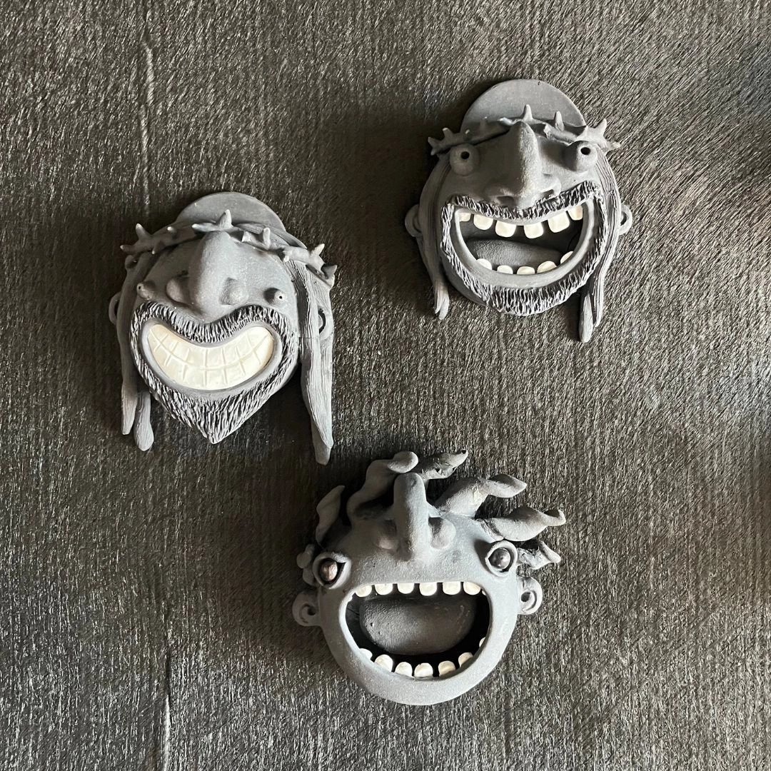 Petits visages modelés à la main en céramique de haute température