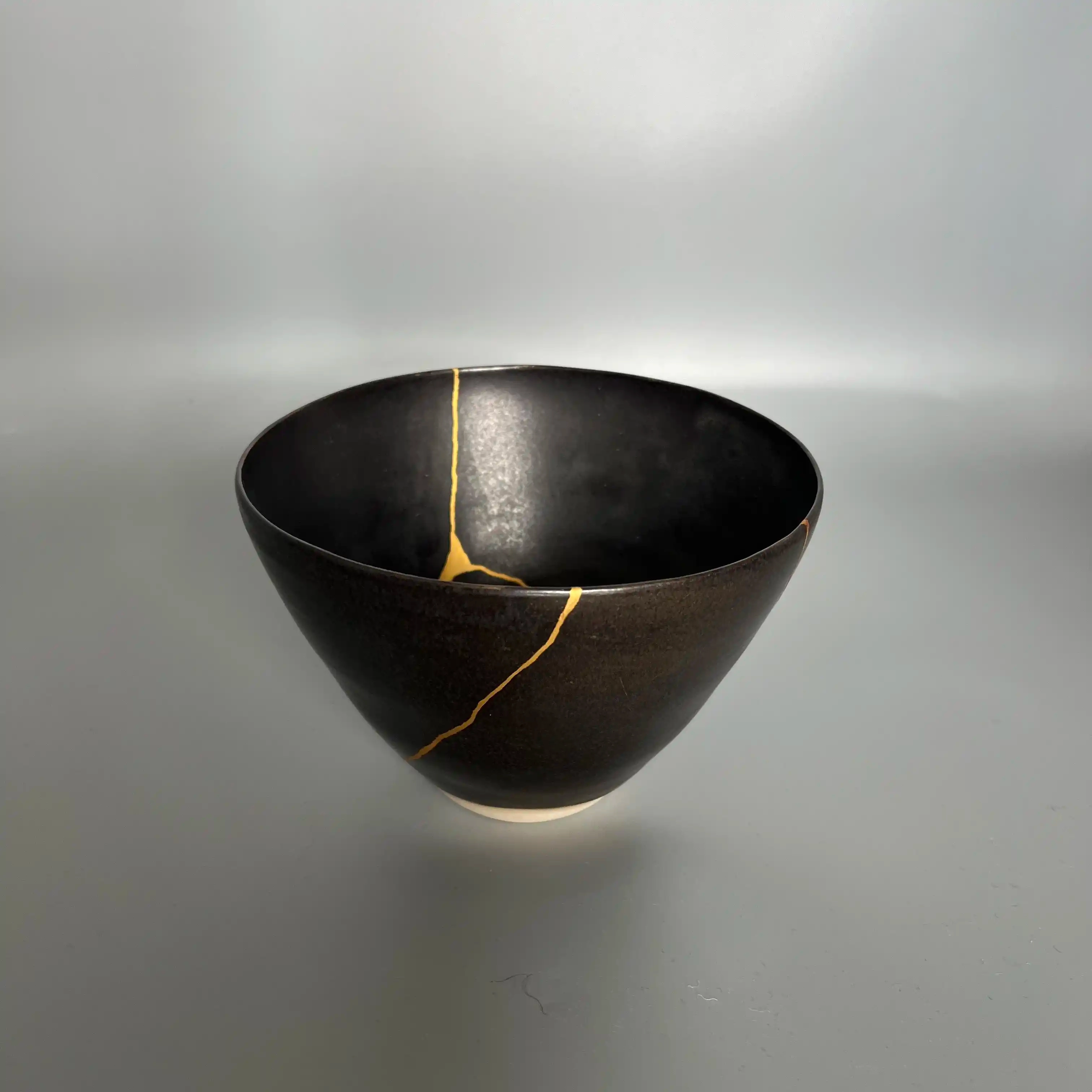 Bol cassé et réparé avec la méthode du kintsugi